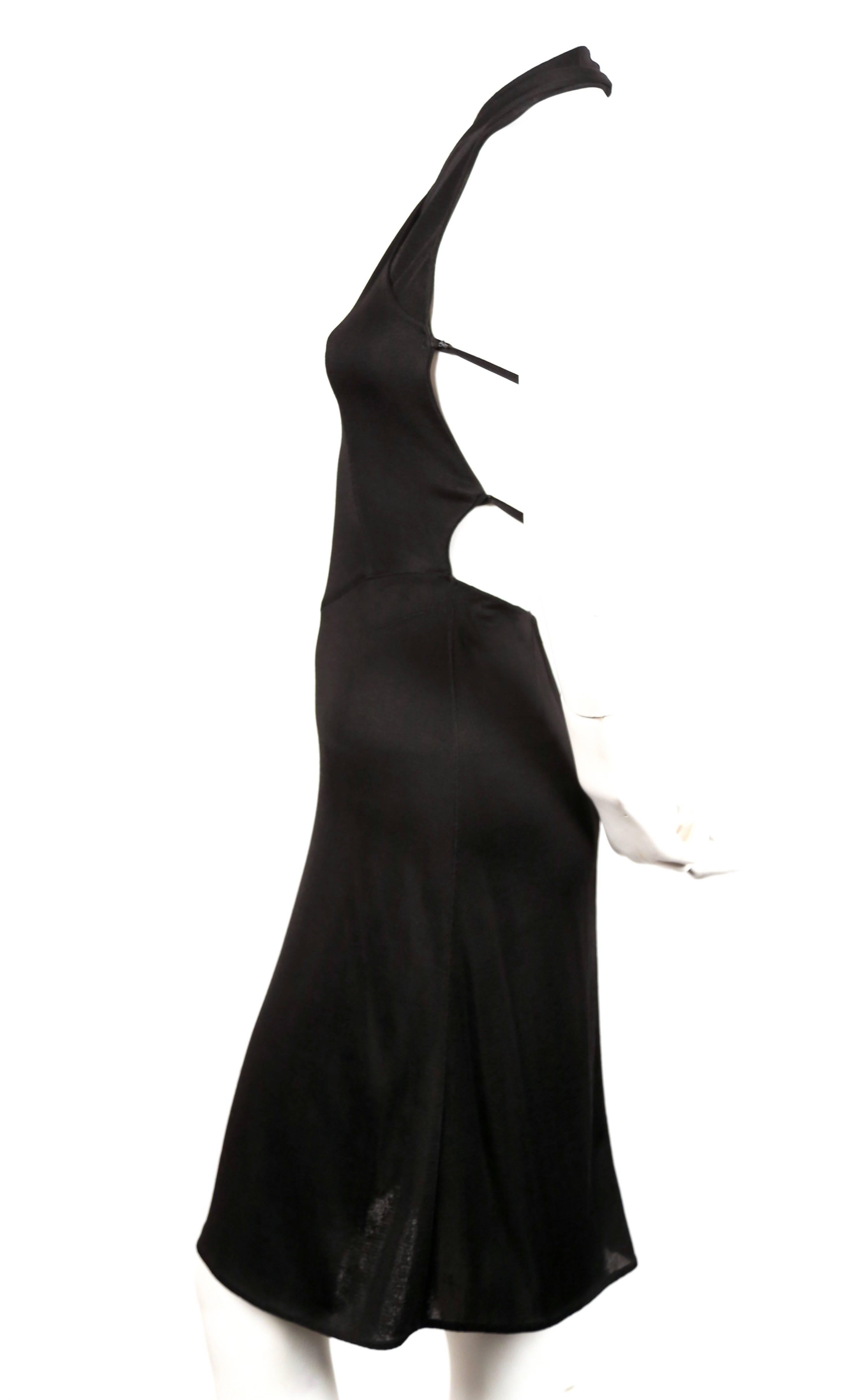 Très rare, cette robe noire à dos nu conçue par Azzedine Alaia date de 2001 et a été vue à de nombreuses reprises, notamment par Karolina Kurkova, photographiée dans Elle US en septembre 2000, Stephanie Seymour à New York en 2001, dans un éditorial