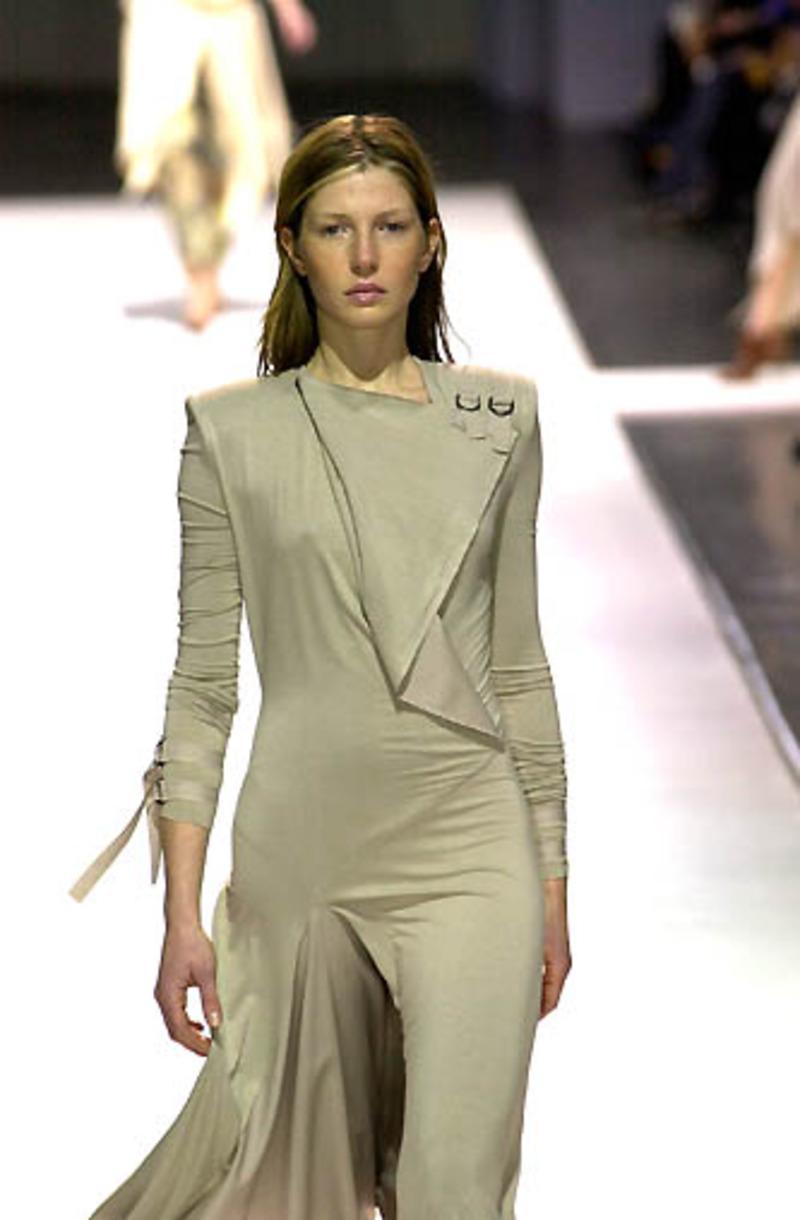 2000 BALENCIAGA LE DIX by Nicolas Ghesquiere robe noire RUNWAY en vente 7