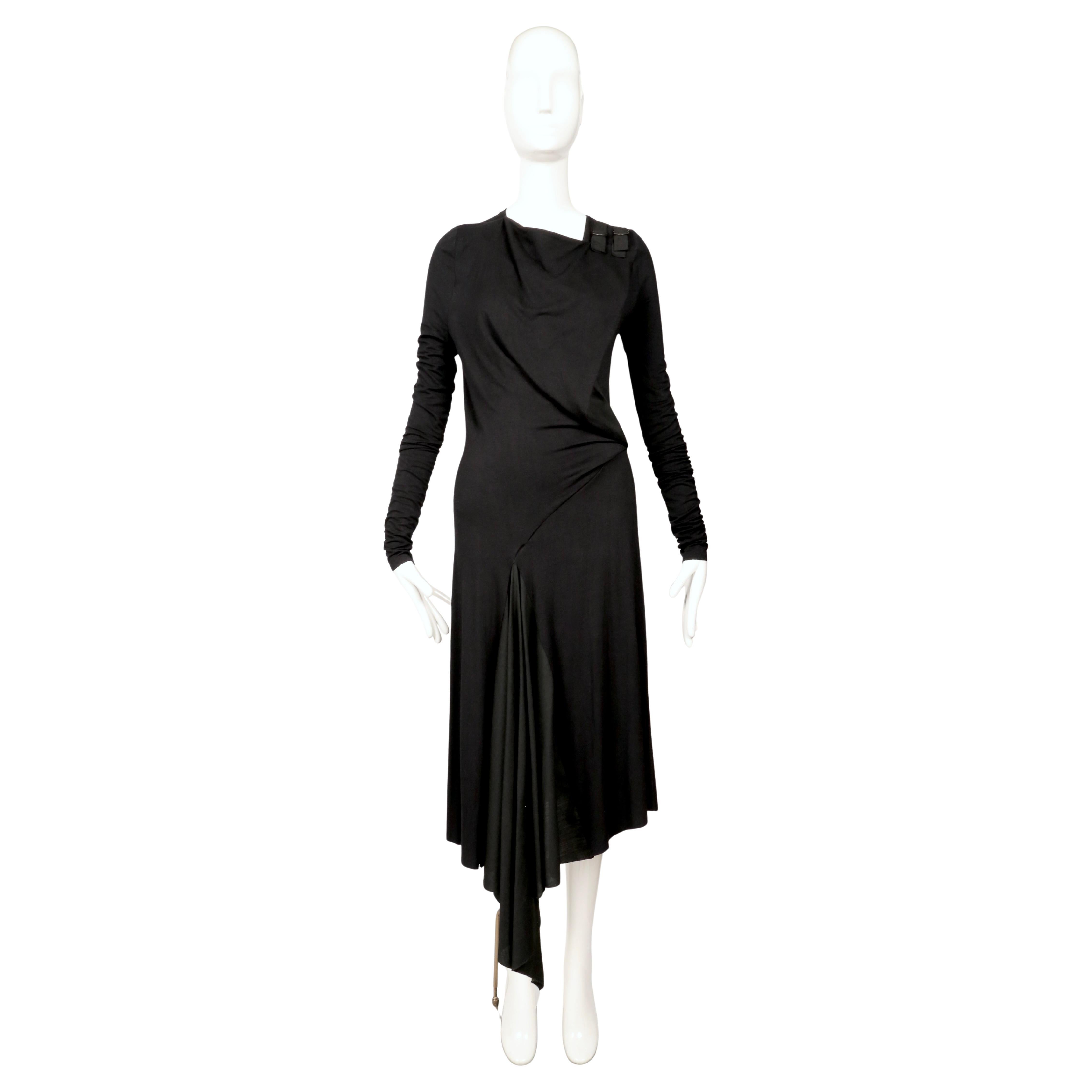 Rare robe en jersey noir de Balenciaga par Nicolas Ghesquière, issue du défilé de la collection Automne 2000. La robe est coupée dans une silhouette asymétrique fluide qui se tord et se drape sur le corps, créant des plis naturels à travers le torse