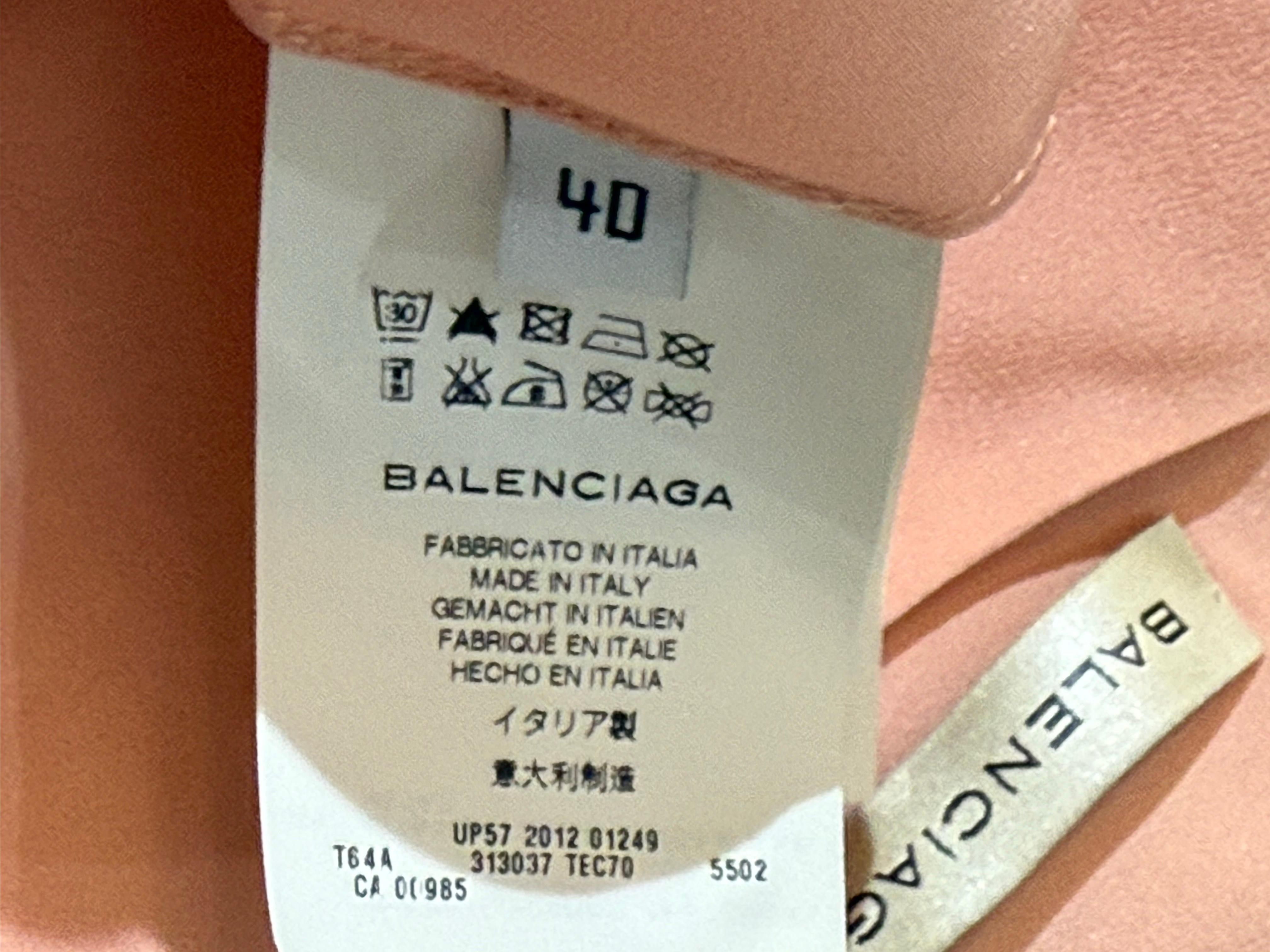 2000 Balenciaga Camisola de seda melocotón con espalda cruzada y detalles drapeados laterales en venta 7