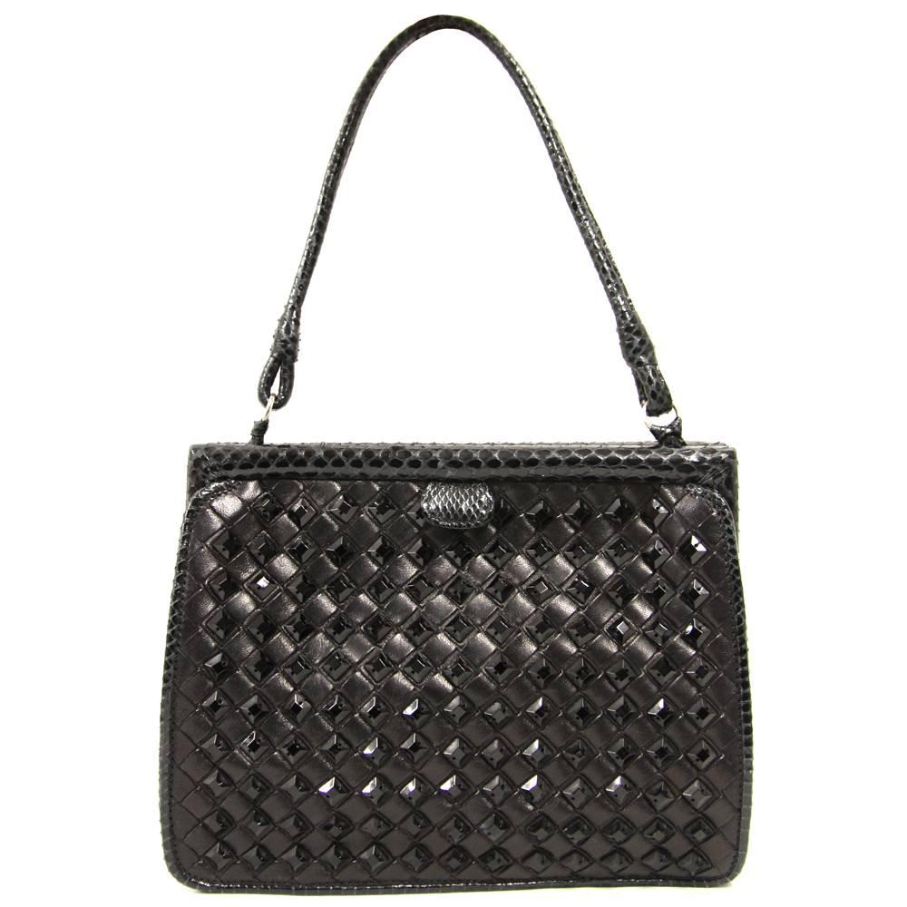 Elegant Bottega Veneta purse in black leather, with edges of reptile leather and ton-sur-ton beads. Very comfortable handle to carry it by hand, turnlock and one inside pocket. Good conditions.

Measurements:
Width: 21 cm 
Height: 16 cm 
Depth: 7 cm
