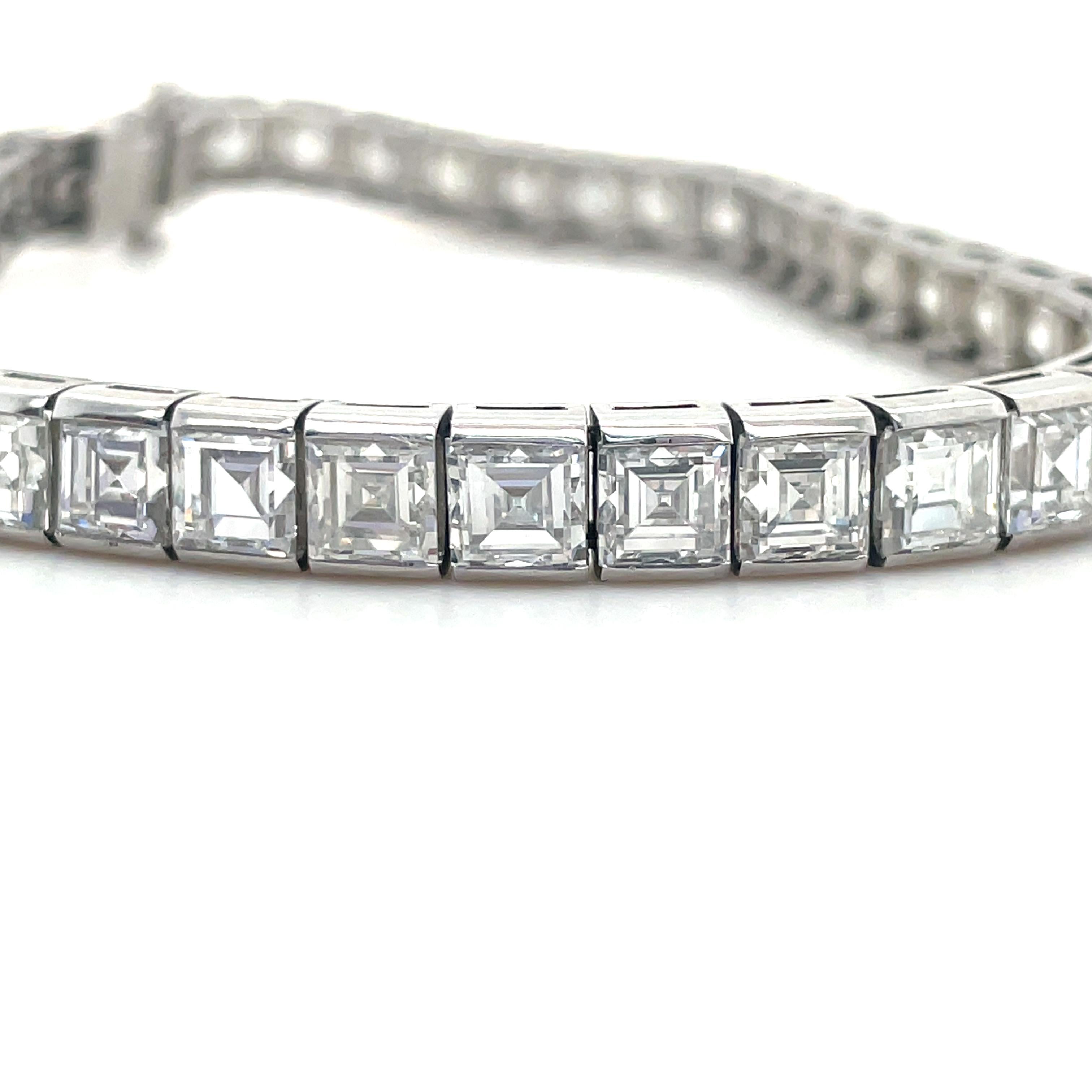 20.00 Carat Carré Cut Diamond Tennis Bracelet In Excellent Condition For Sale In Chicago, IL