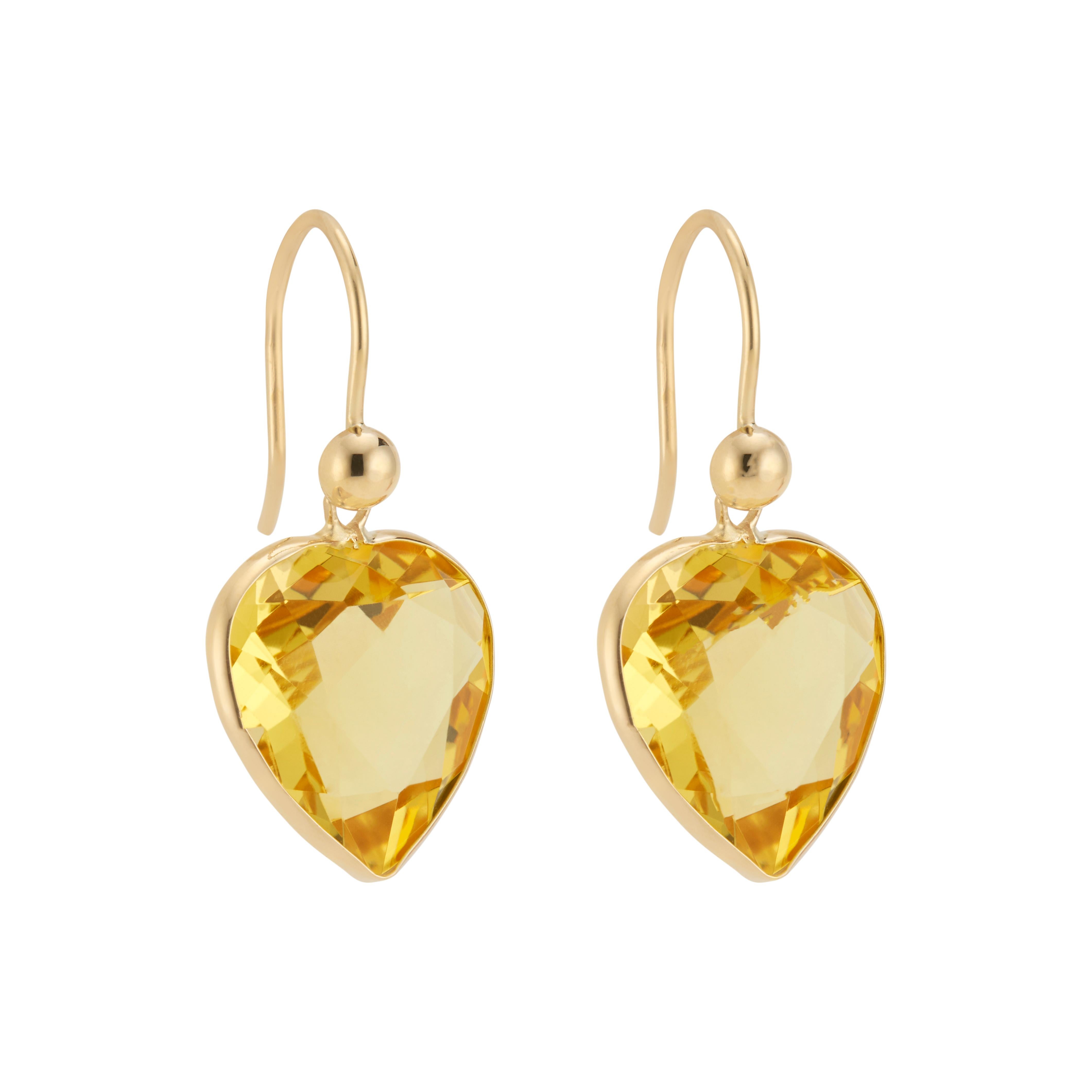 20.00 carat heart shaped citrine dangle earrings in handmade 18k yellow gold settings. Signed FF. 

2 heart shaped orange yellow citrines, approx. 20.00cts
18k yellow gold 
Stamped: 750
Hallmark: FF 
6.4 grams
Top to bottom: 30mm or 13/16