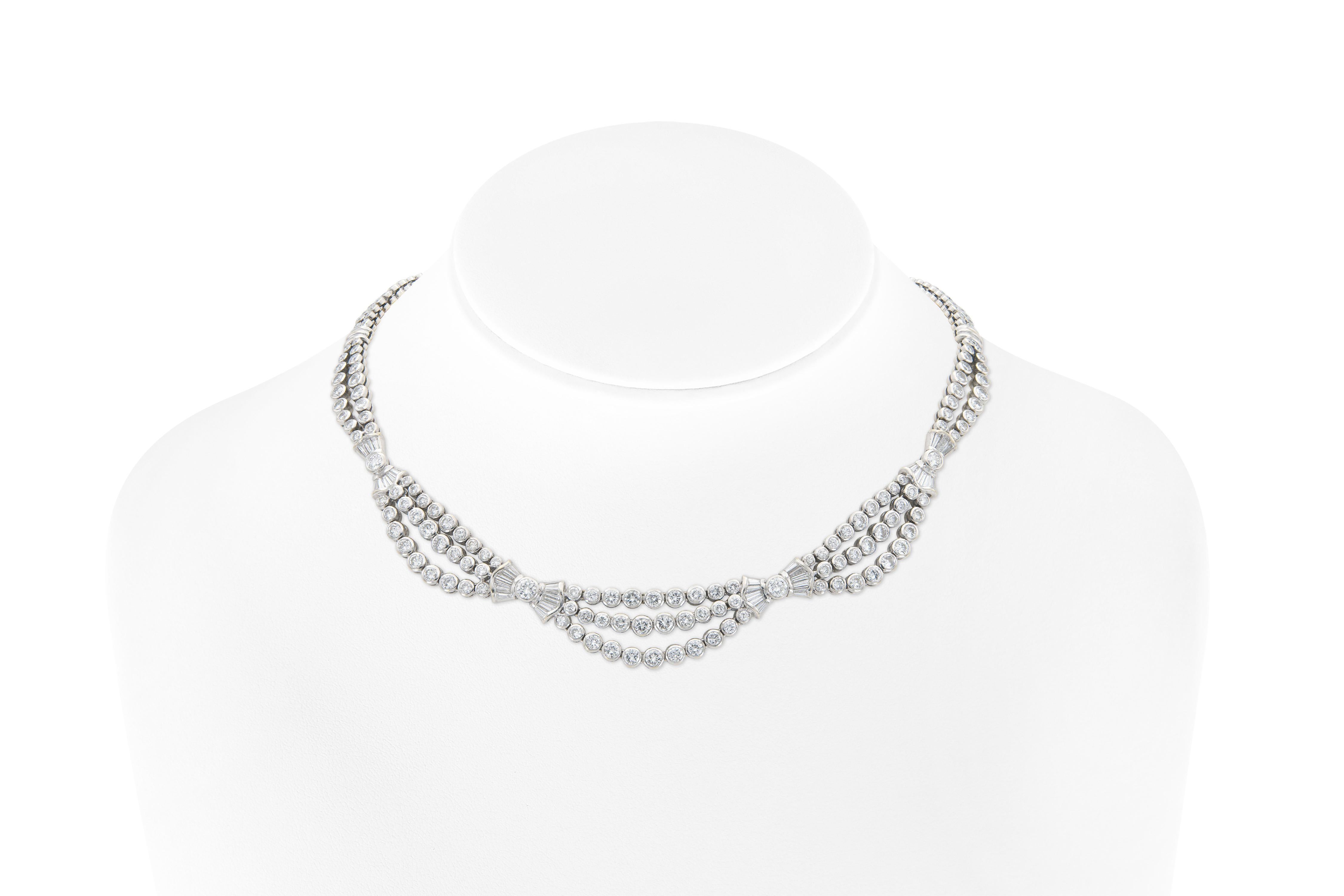 Finemente realizzato in oro bianco 18 carati con diamanti rotondi Brillianti e Baguette affusolati per un peso totale di circa 20,00 carati, colore H+I, purezza VS1-VS2.
15 pollici e mezzo