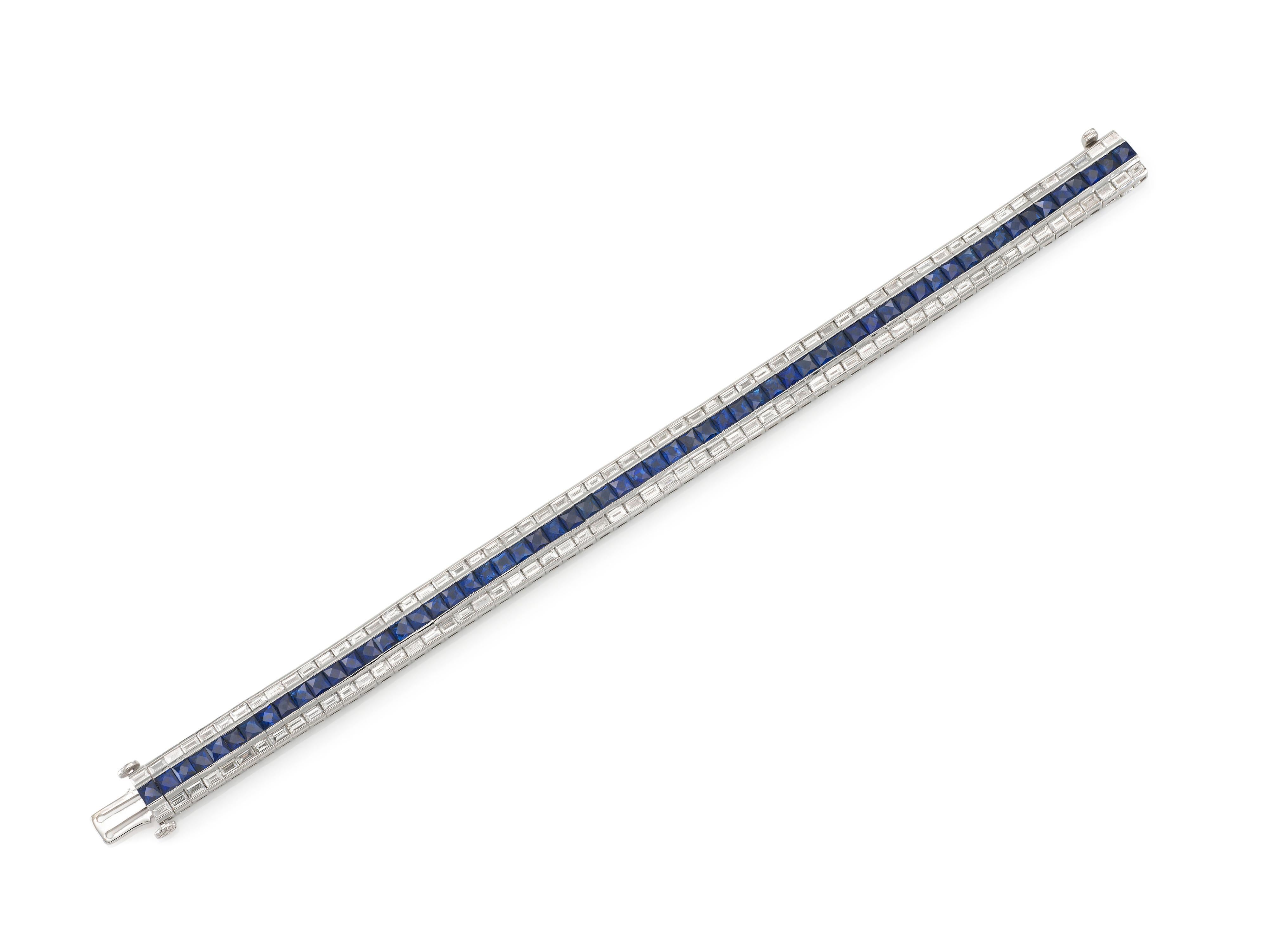 Finemente realizzato in platino con 60 Zaffiri taglio francese certificati GIA per un peso totale di circa 20,00 carati e 120 Diamanti taglio Baguette per un peso totale di circa 12,00 carati.
Misura 6 7/8 pollici
