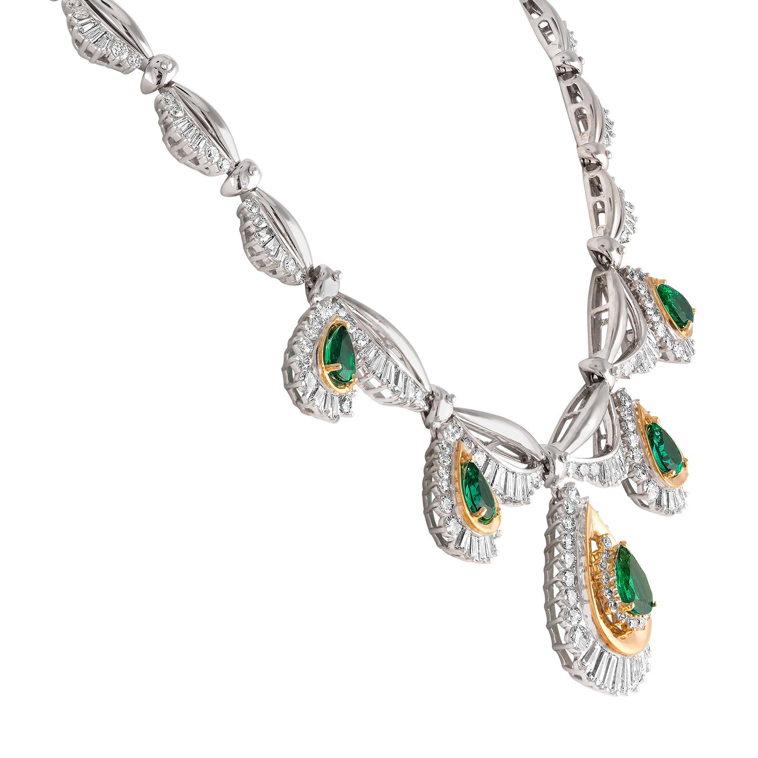20.00 Carat Diamonds and 12.00 Carat Zambian Emeralds Necklace Earrings Gold Set In Excellent Condition In New York, NY