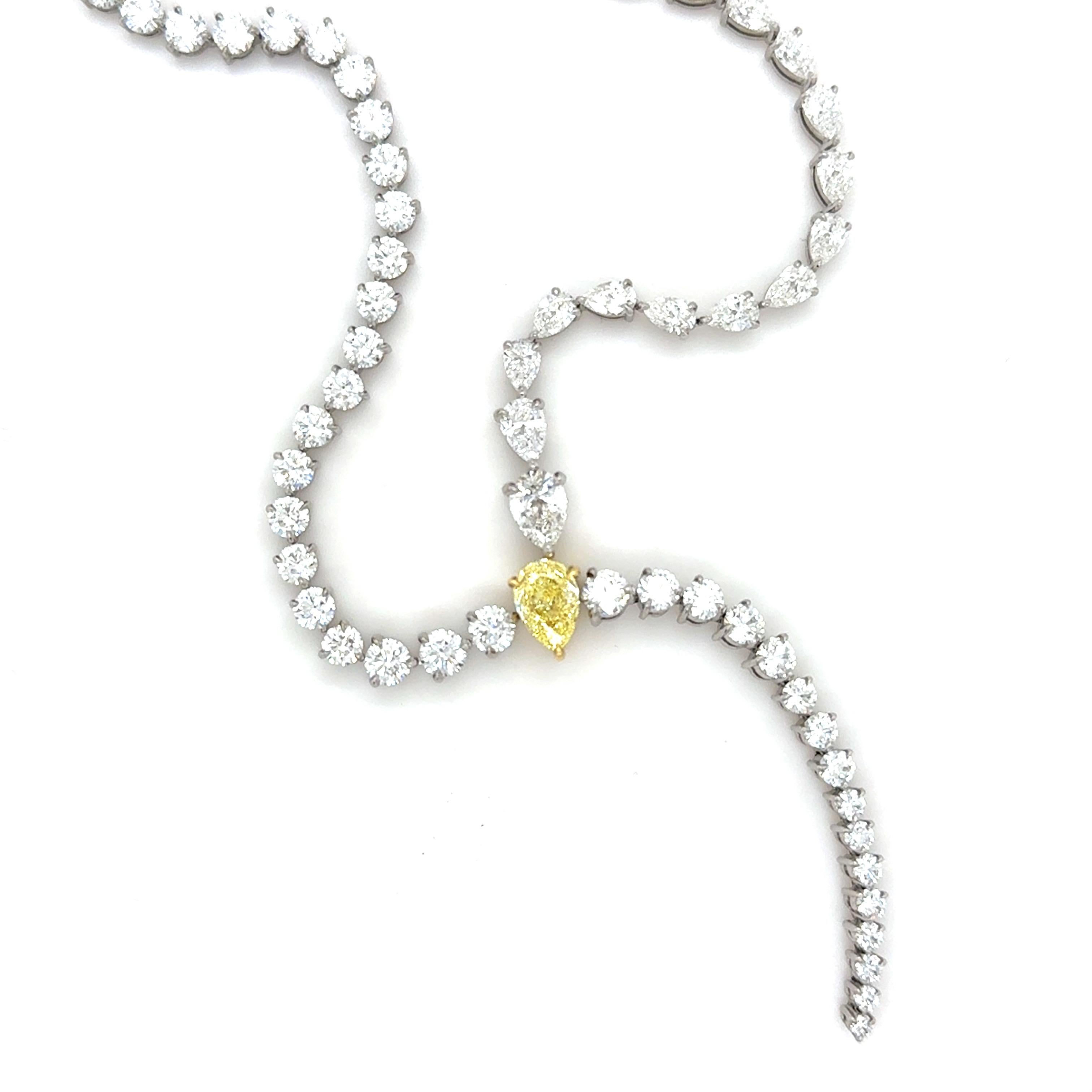 Ce magnifique collier lariat en diamants est orné d'un diamant poire de couleur naturelle jaune fancy pesant 1,09 carats et de 103 diamants ronds de taille brillant et en forme de poire pesant 18,68 carats au total. Monté en platine et en or jaune