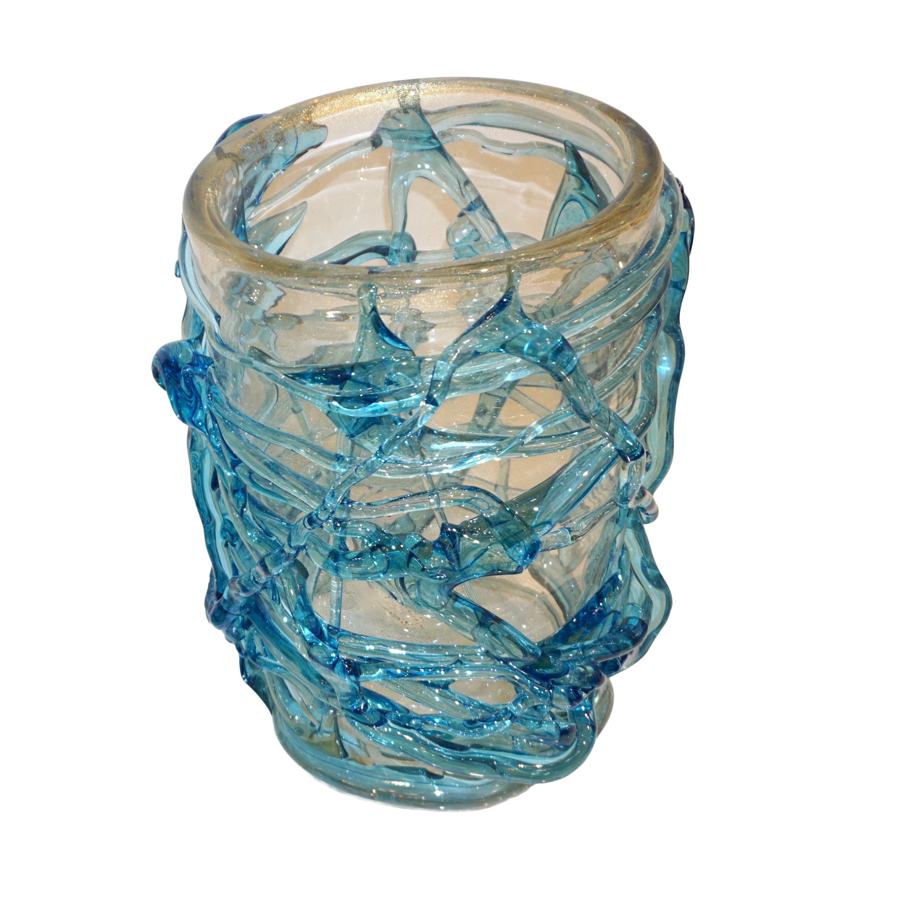 Vaso scultura in vetro di Murano di alta qualità dell'inizio del XXI secolo. Il corpo cristallino soffiato è ampiamente lavorato con inclusione di polvere d'oro a 24 carati ed è decorato con un elaborato lavoro espressionista di fili di acquamarina