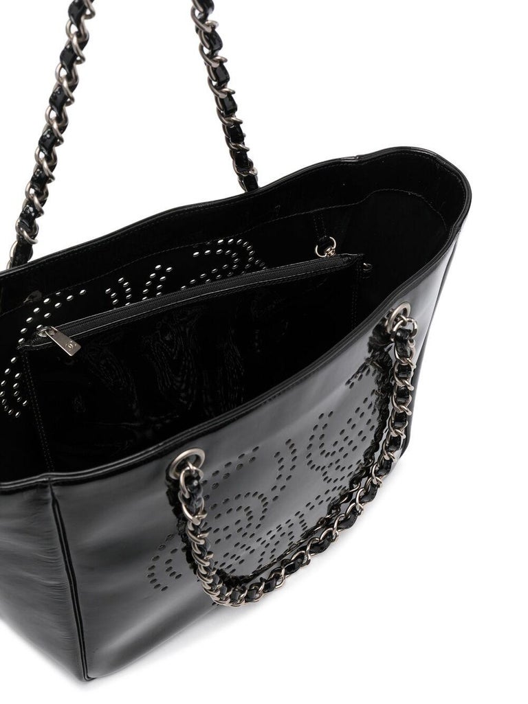 Women's 2000 Chanel Black Patent Leather Shoulder Tote Bag For Sale