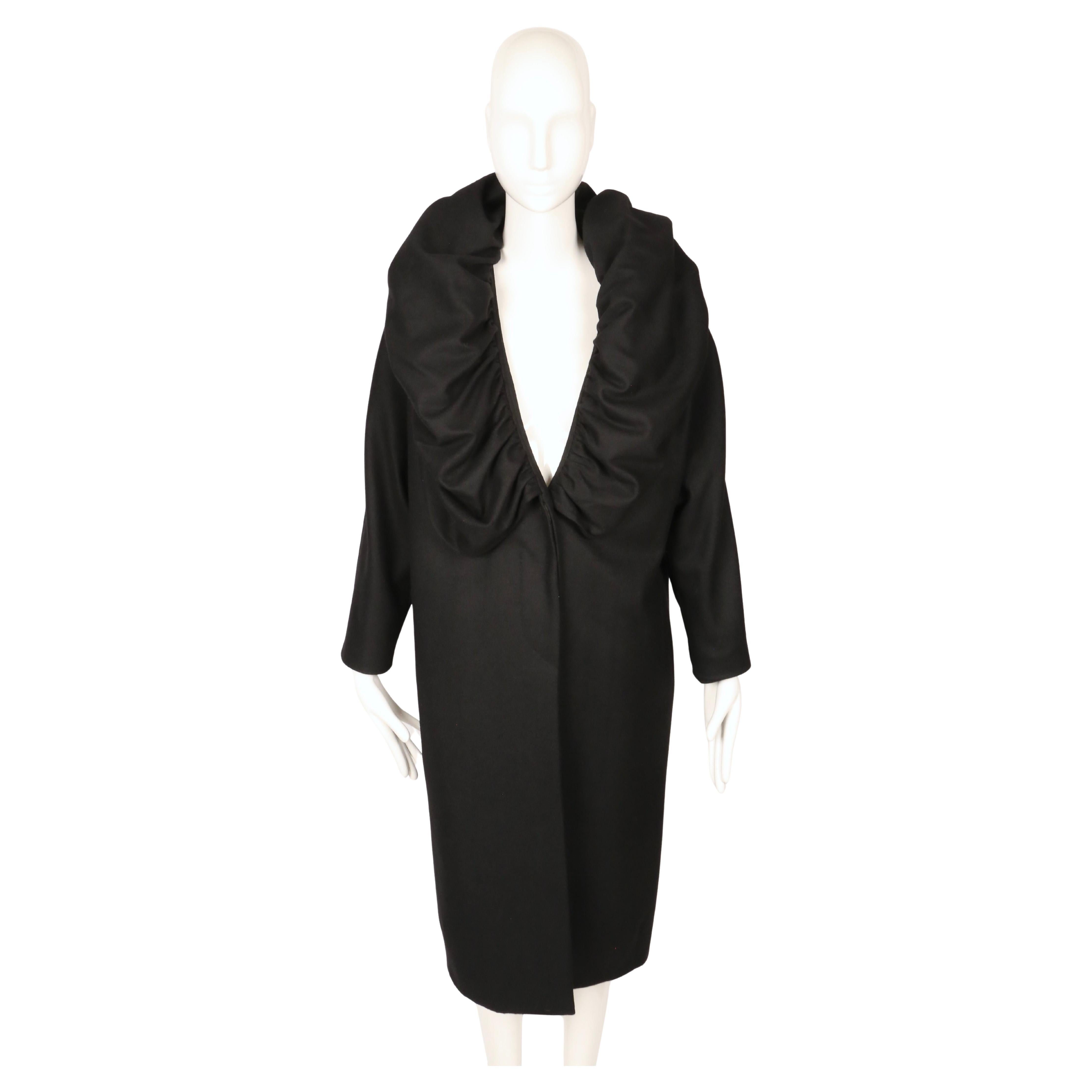 Nero 2000 DRIES VAN NOTEN cappotto RUNWAY in lana nera con un drammatico collo a scialle in vendita
