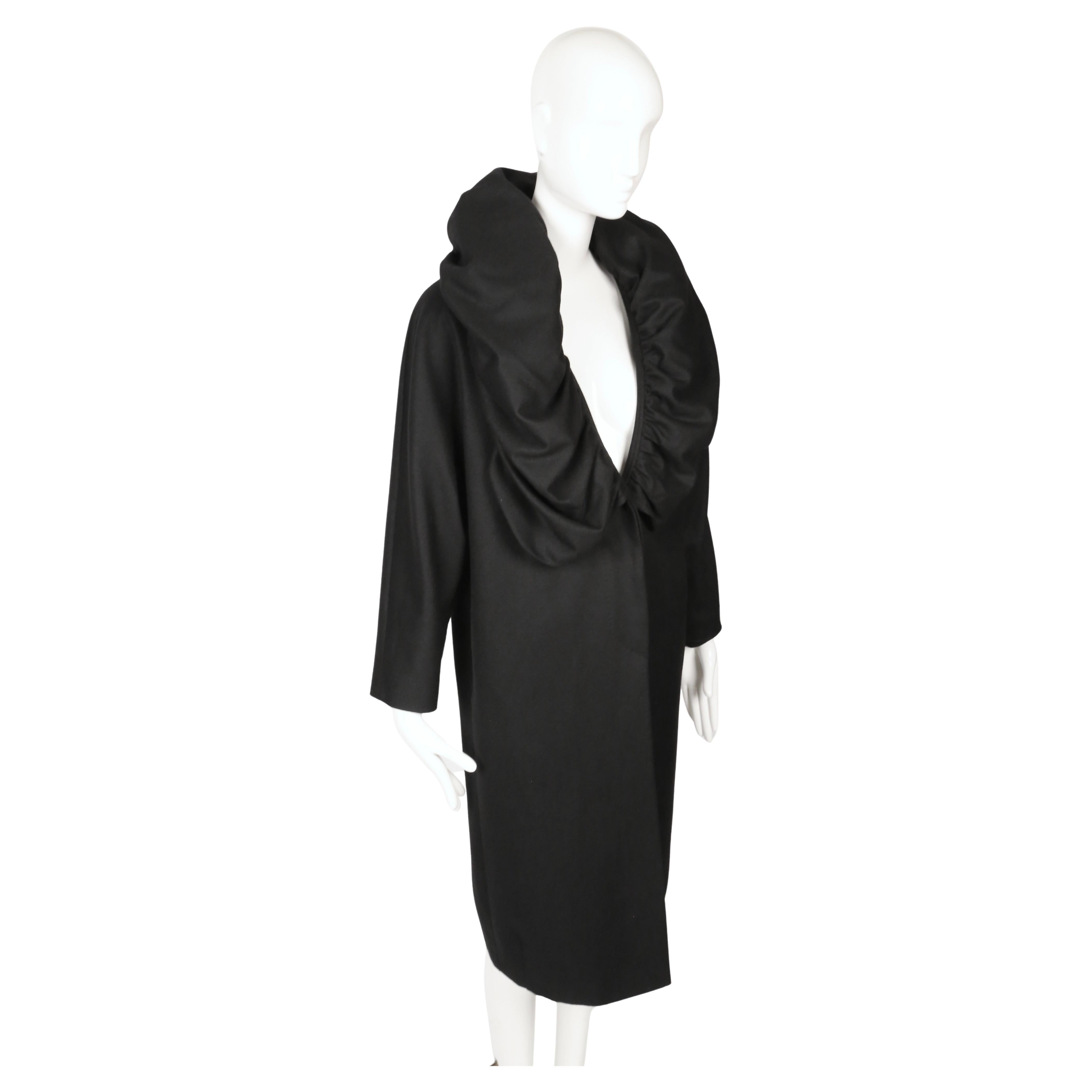 Donna 2000 DRIES VAN NOTEN cappotto RUNWAY in lana nera con un drammatico collo a scialle in vendita