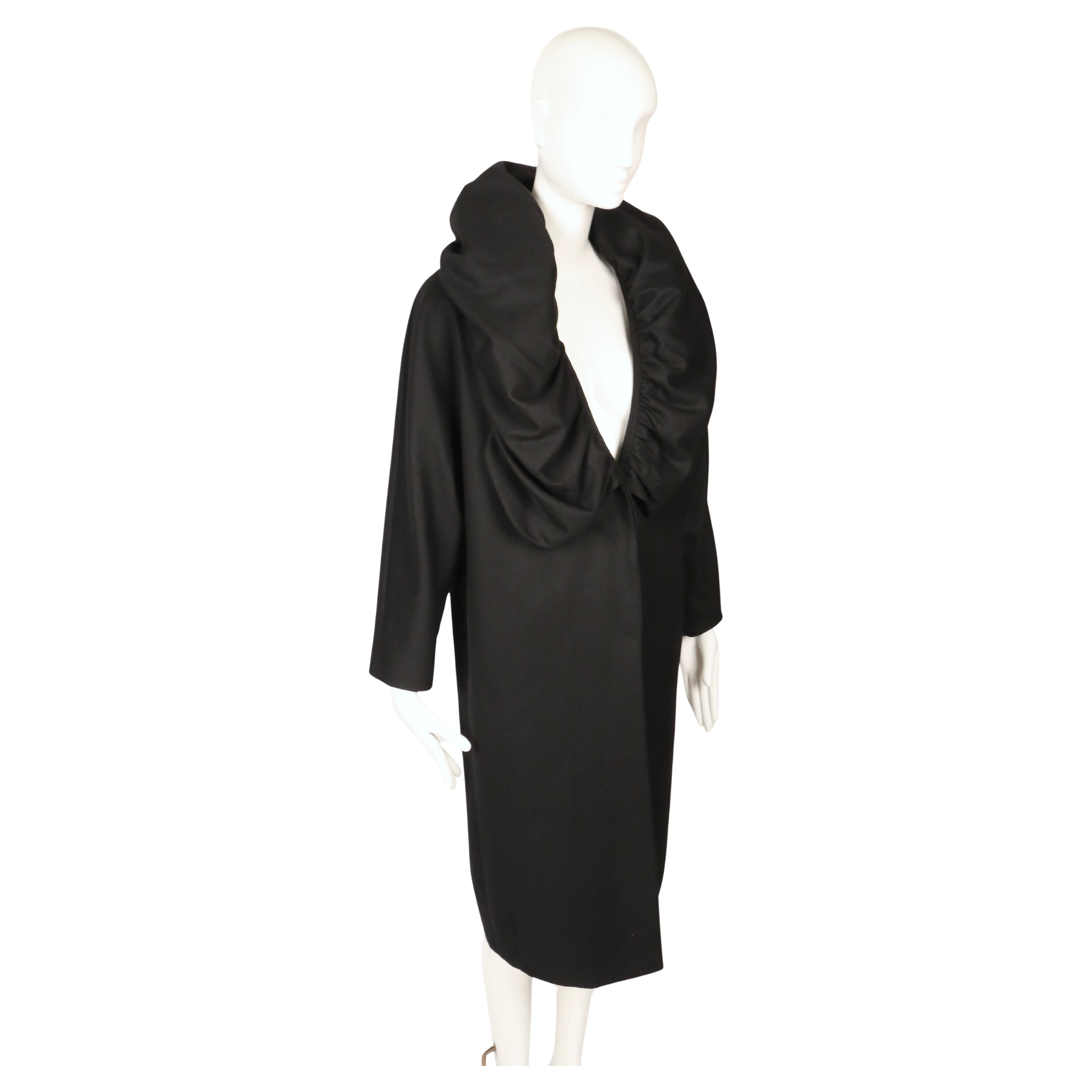 2000 DRIES VAN NOTEN cappotto RUNWAY in lana nera con un drammatico collo a scialle in vendita 1