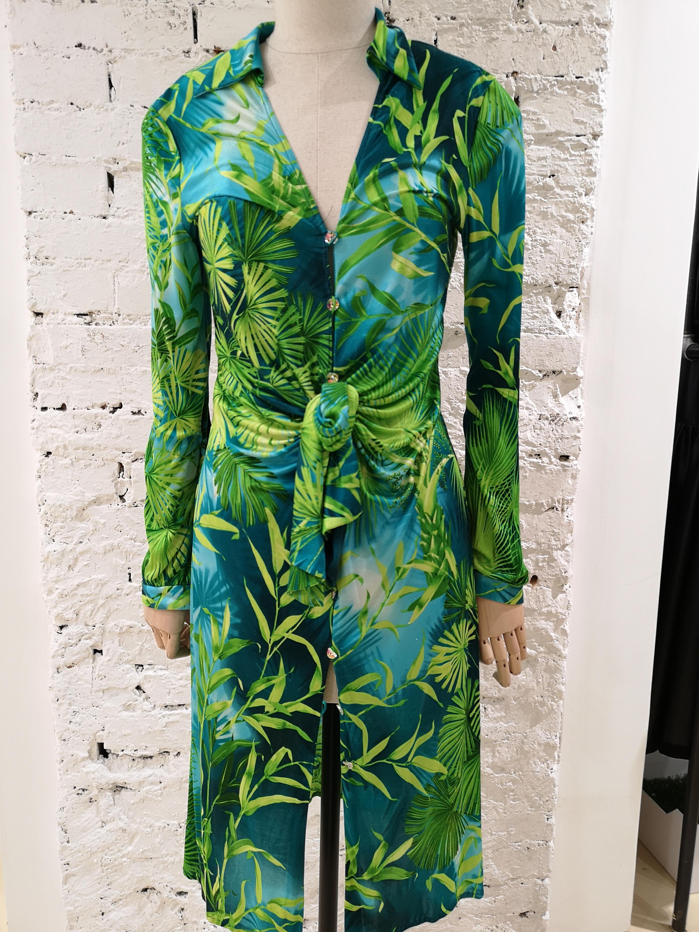 The dress everyone is looking for it's here, the Versace Jungle Dress for J. Lo.

Totally made in italy, floreal jungle print, crystal swarovski buttons on the front, can literally be worn totally open, bow on the front in 100 % silk
Size 42