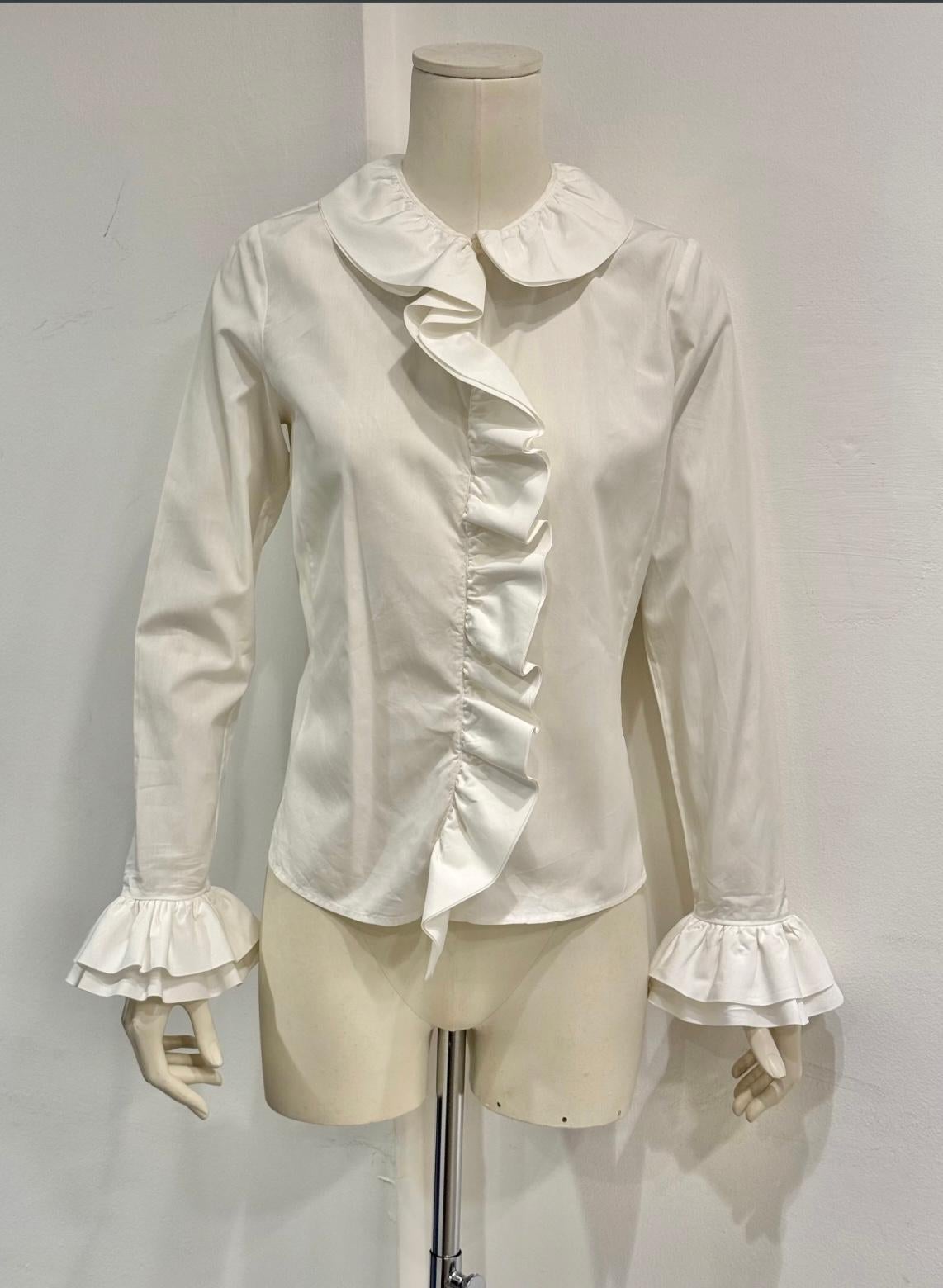 2000 Gucci by Tom Ford - Chemise asymétrique froncée

Cette chemise Gucci de l'époque Tom Ford, circa 2000, présente un design élégant et ludique. Confectionné en coton blanc impeccable, il présente une patte de boutonnage asymétrique à volants, un