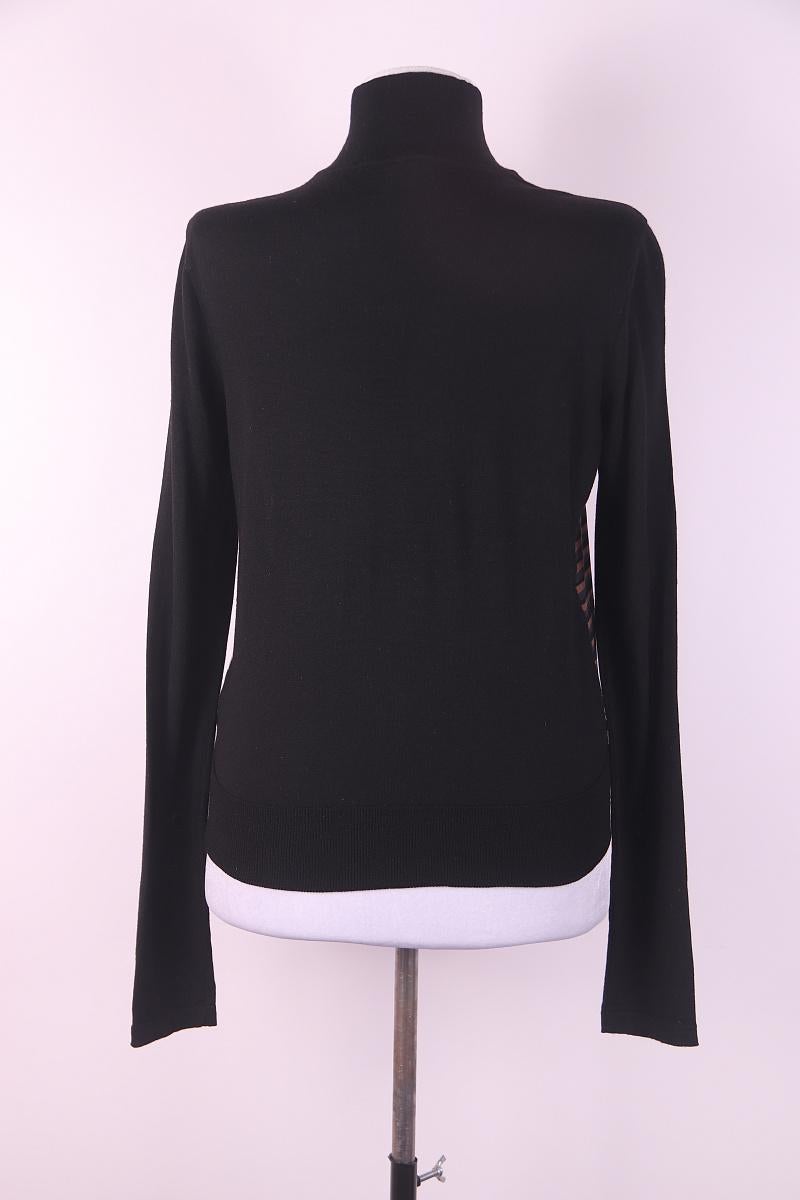 Gucci Tom Ford 2000 Pull laine soie
taille S

excellent état, il y a une petite tache, non perceptible dans la vie, voir photo 9

se compose de laine et de soie
