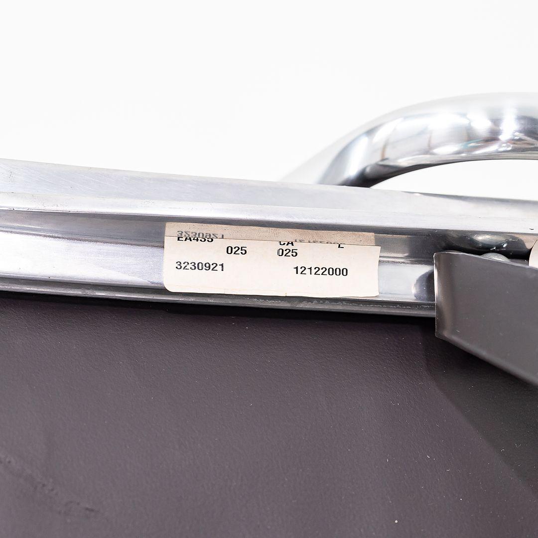 Zum Verkauf angeboten wird ein Herman Miller Eames Aluminium Gruppe soft pad Management Schreibtischstuhl in sehr dunkelgrauem Leder (eine leichte Schattierung heller als schwarz). Es sind mehrere Stühle erhältlich, der Angebotspreis gilt jedoch für