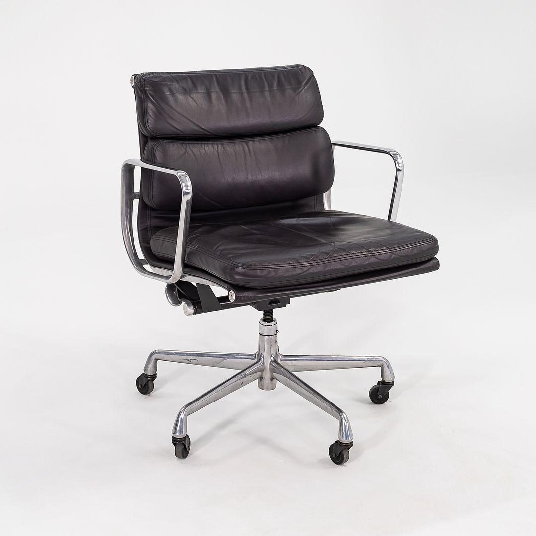 2000 Herman Miller Eames Soft Pad Management-Schreibtischstuhl aus dunkelgrauem Leder im Zustand „Gut“ in Philadelphia, PA
