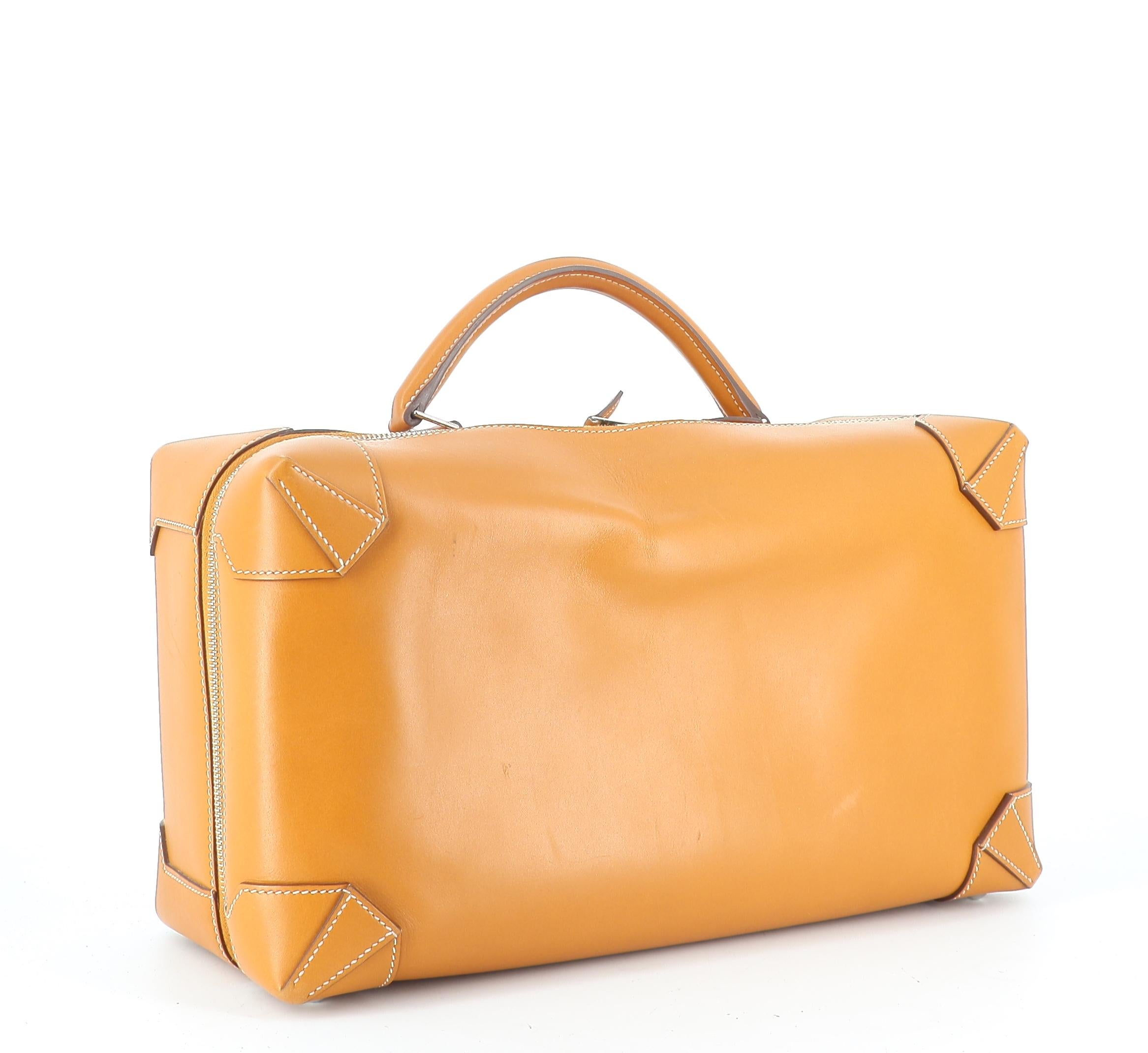 Hermès MaxiBox 37 Bag
Brown leather, gold tone metal hardware
Good condition, shows light signs of use and wear
Packaging: Hermes dust bag
Height 21 cm / 8 1⁄2