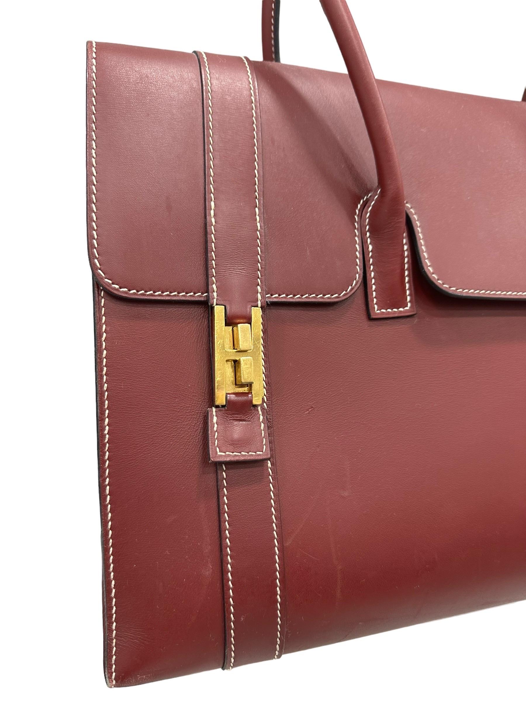 Hermès shoulder bag, Drag model, Rouge Rubis colour, made in Box Calf leather, smooth to the touch, with gold-tone hardware. Equipped with a flap with double H interlocking closure, internally lined in smooth leather, very roomy. Equipped with a