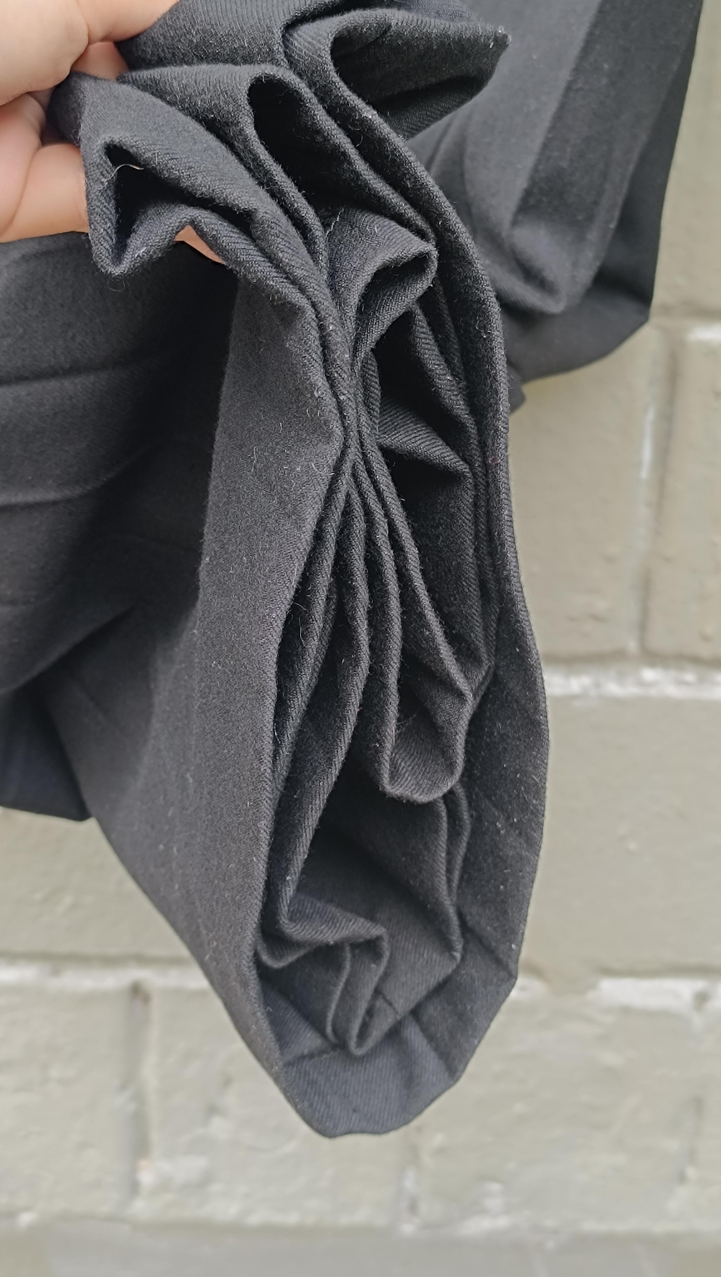 2000 Gli iconici pantaloni palazzo neri a pieghe di Alexander McQueen in vendita 5