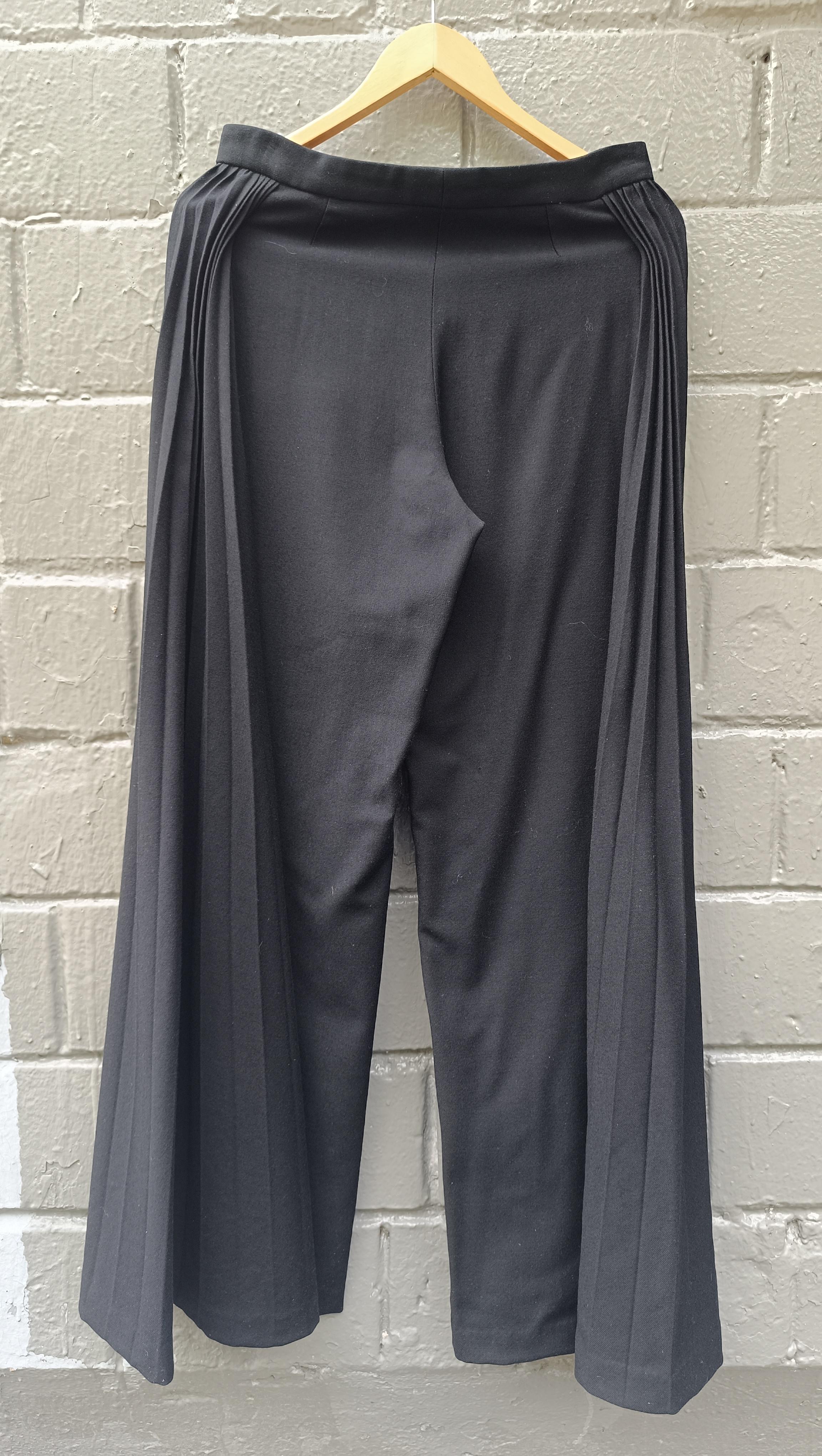 2000 Gli iconici pantaloni palazzo neri a pieghe di Alexander McQueen in vendita 7