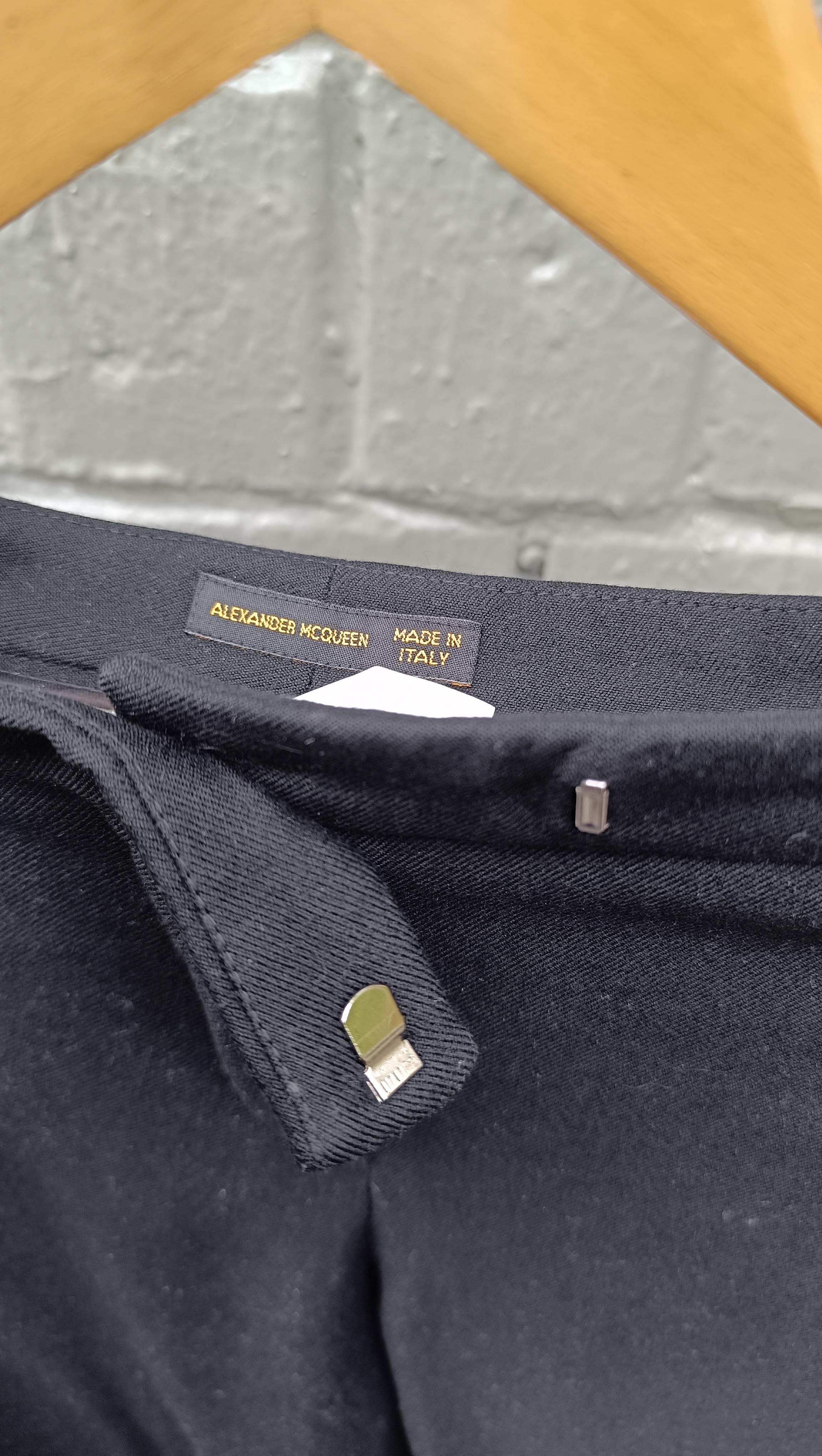 2000 Gli iconici pantaloni palazzo neri a pieghe di Alexander McQueen in vendita 8