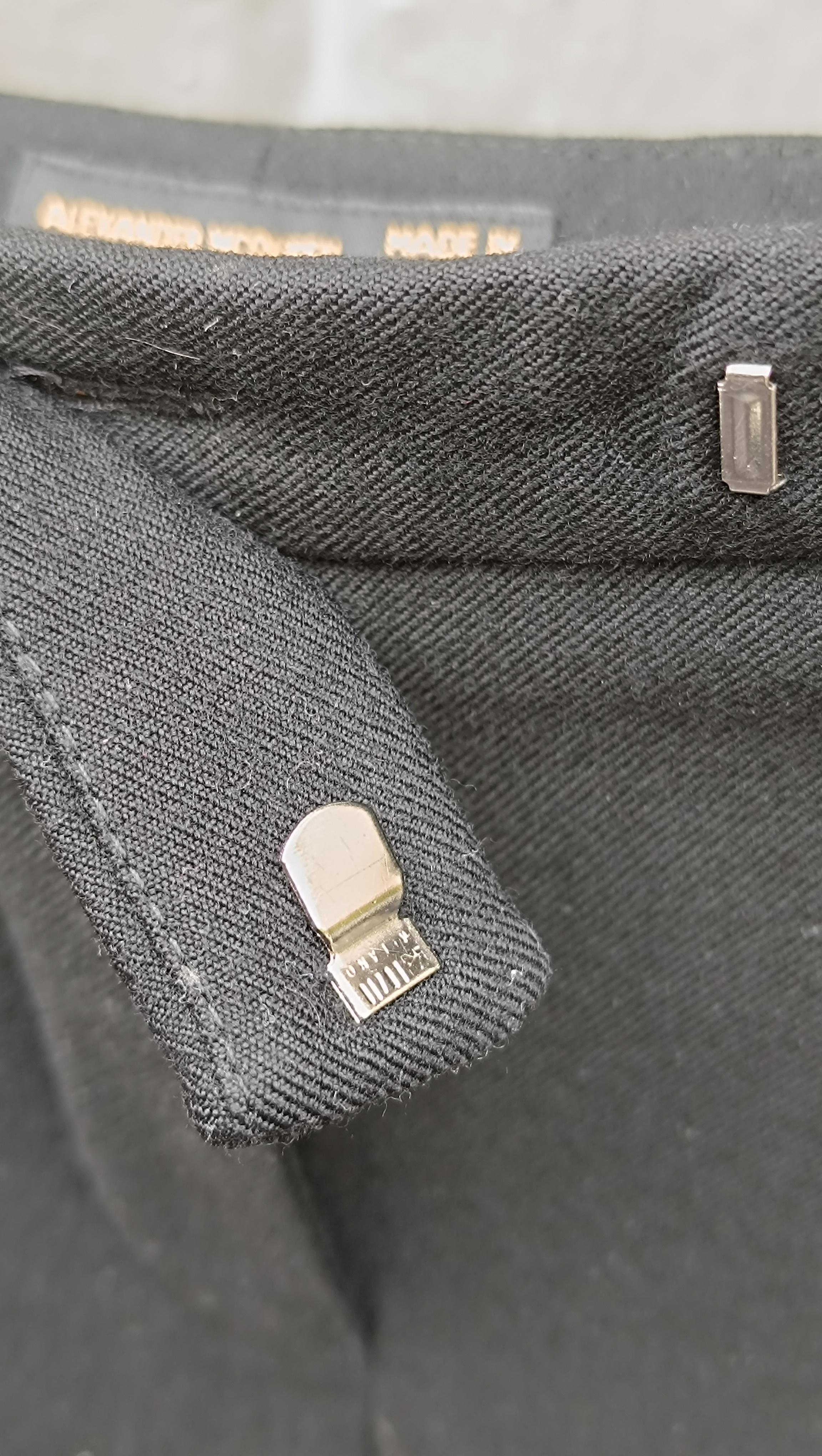 2000 Gli iconici pantaloni palazzo neri a pieghe di Alexander McQueen in vendita 9