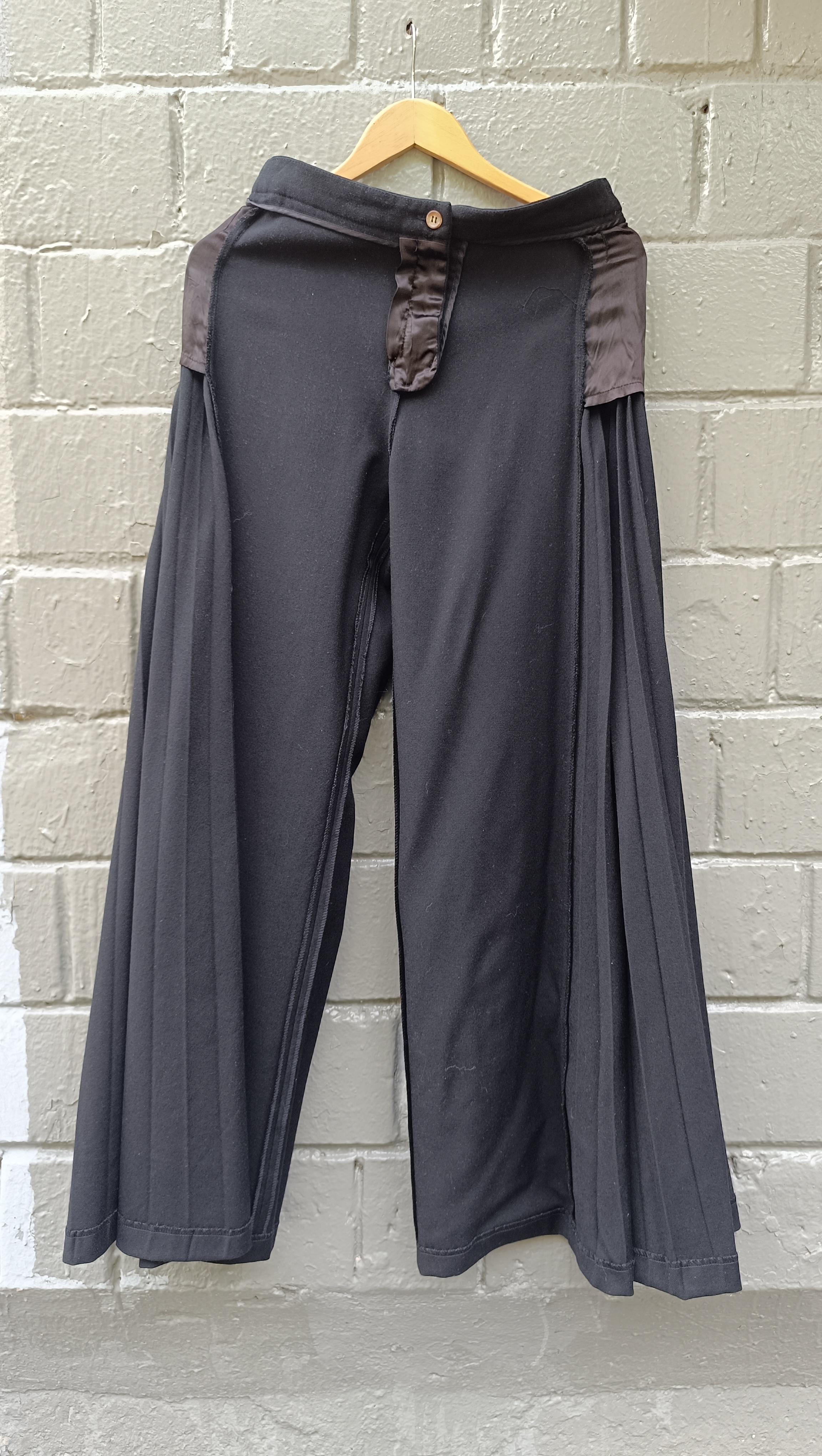 2000 Gli iconici pantaloni palazzo neri a pieghe di Alexander McQueen in vendita 10