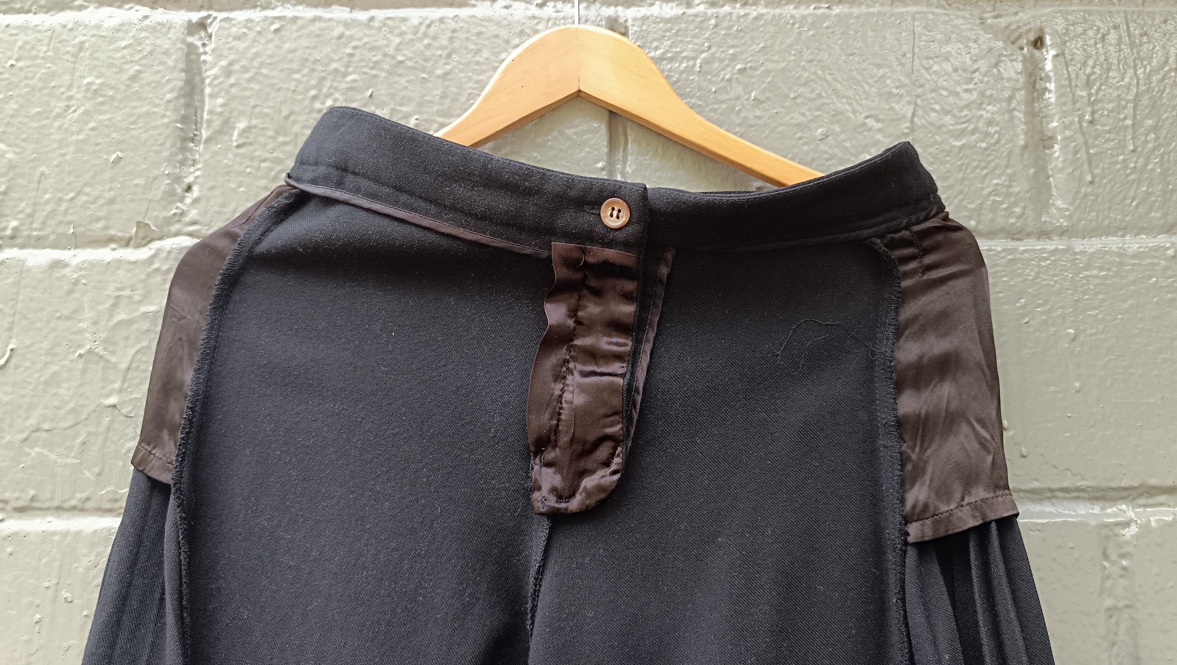 2000 Gli iconici pantaloni palazzo neri a pieghe di Alexander McQueen in vendita 11