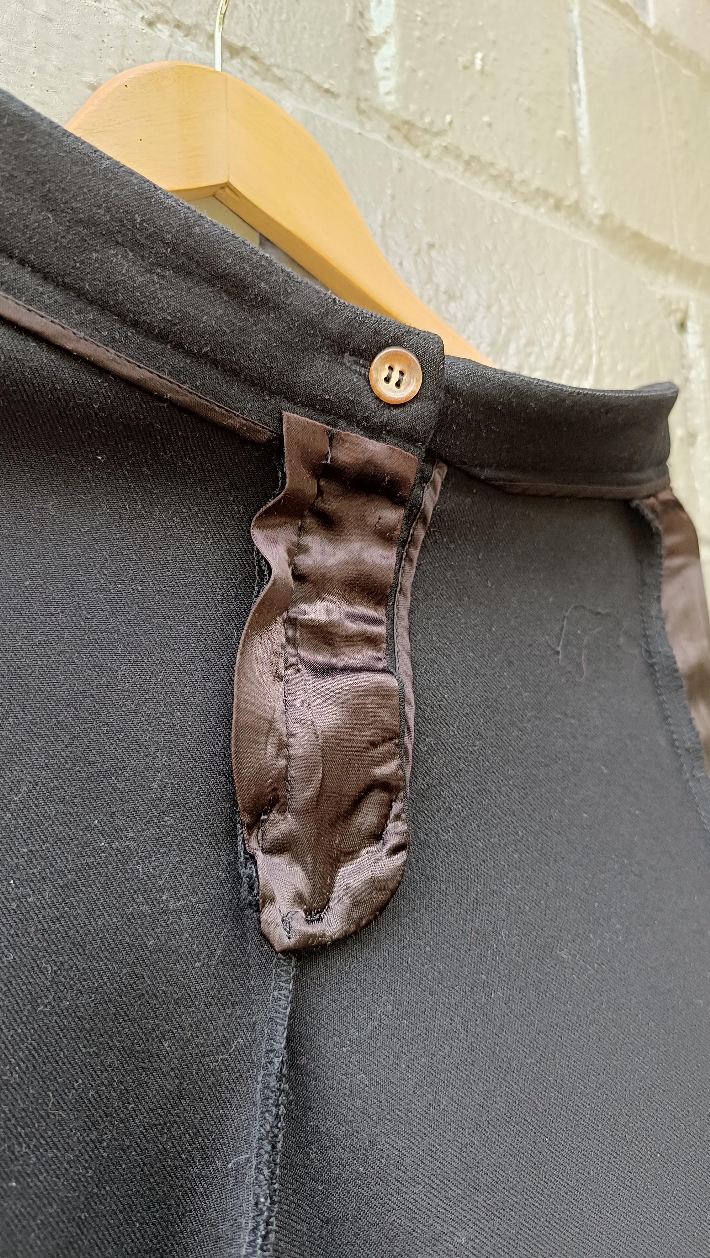 2000 Gli iconici pantaloni palazzo neri a pieghe di Alexander McQueen in vendita 12