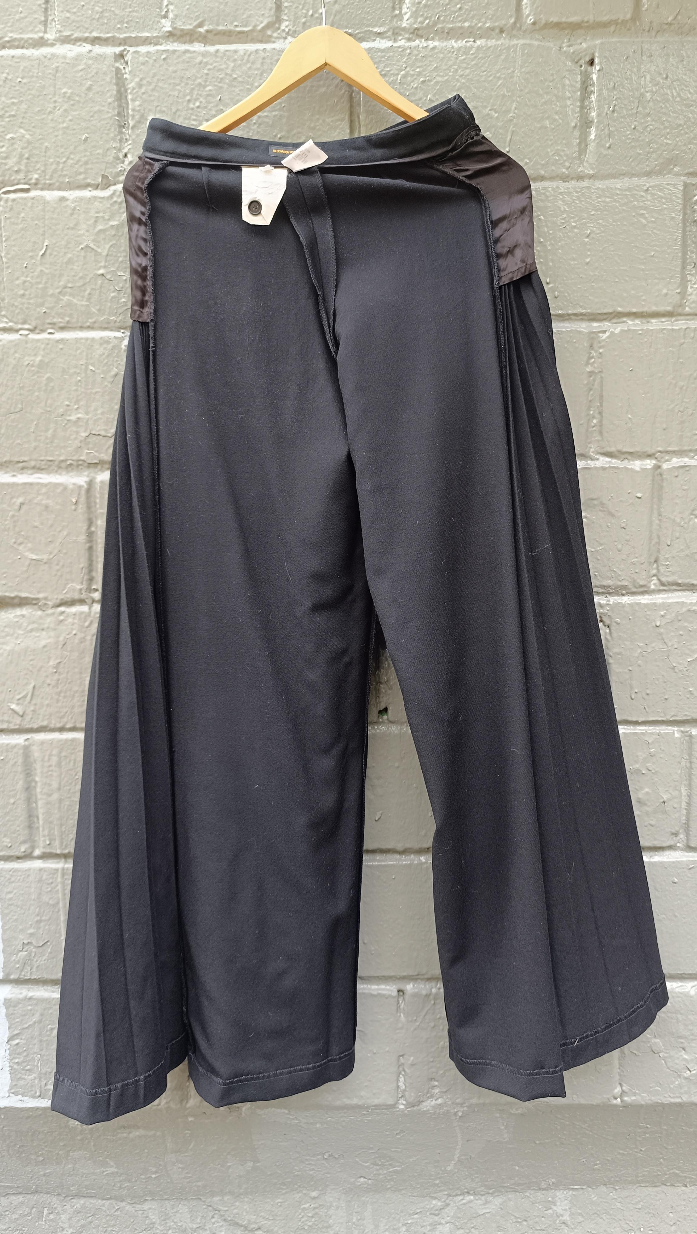 2000 Gli iconici pantaloni palazzo neri a pieghe di Alexander McQueen in vendita 13