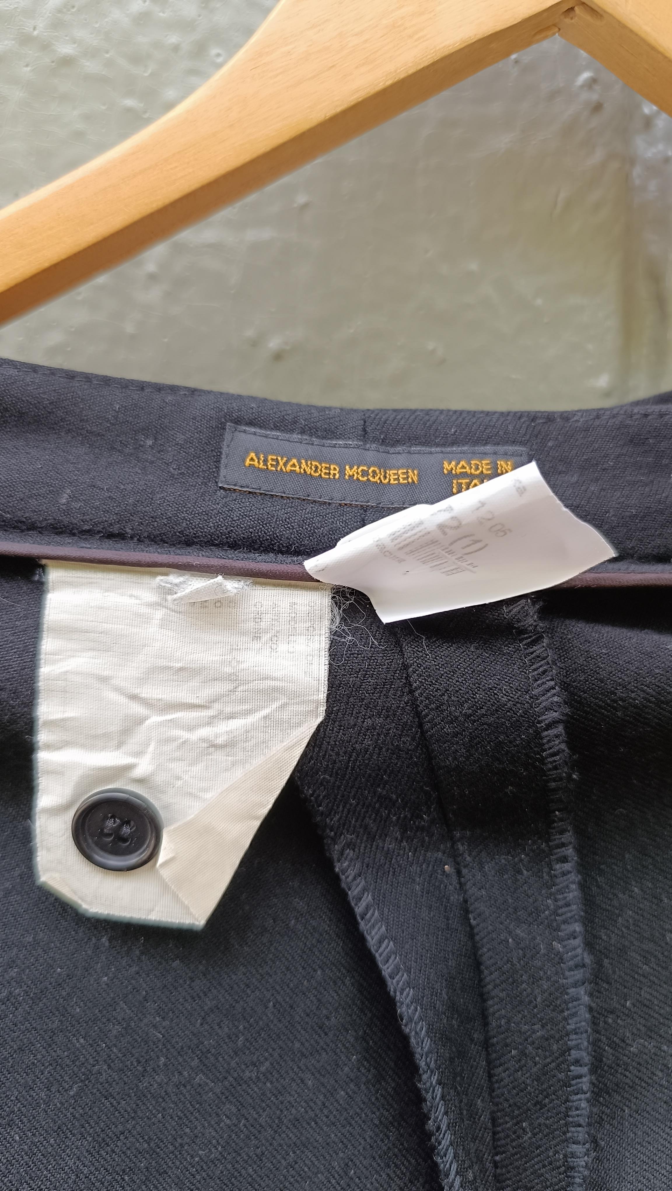 2000 Gli iconici pantaloni palazzo neri a pieghe di Alexander McQueen in vendita 14