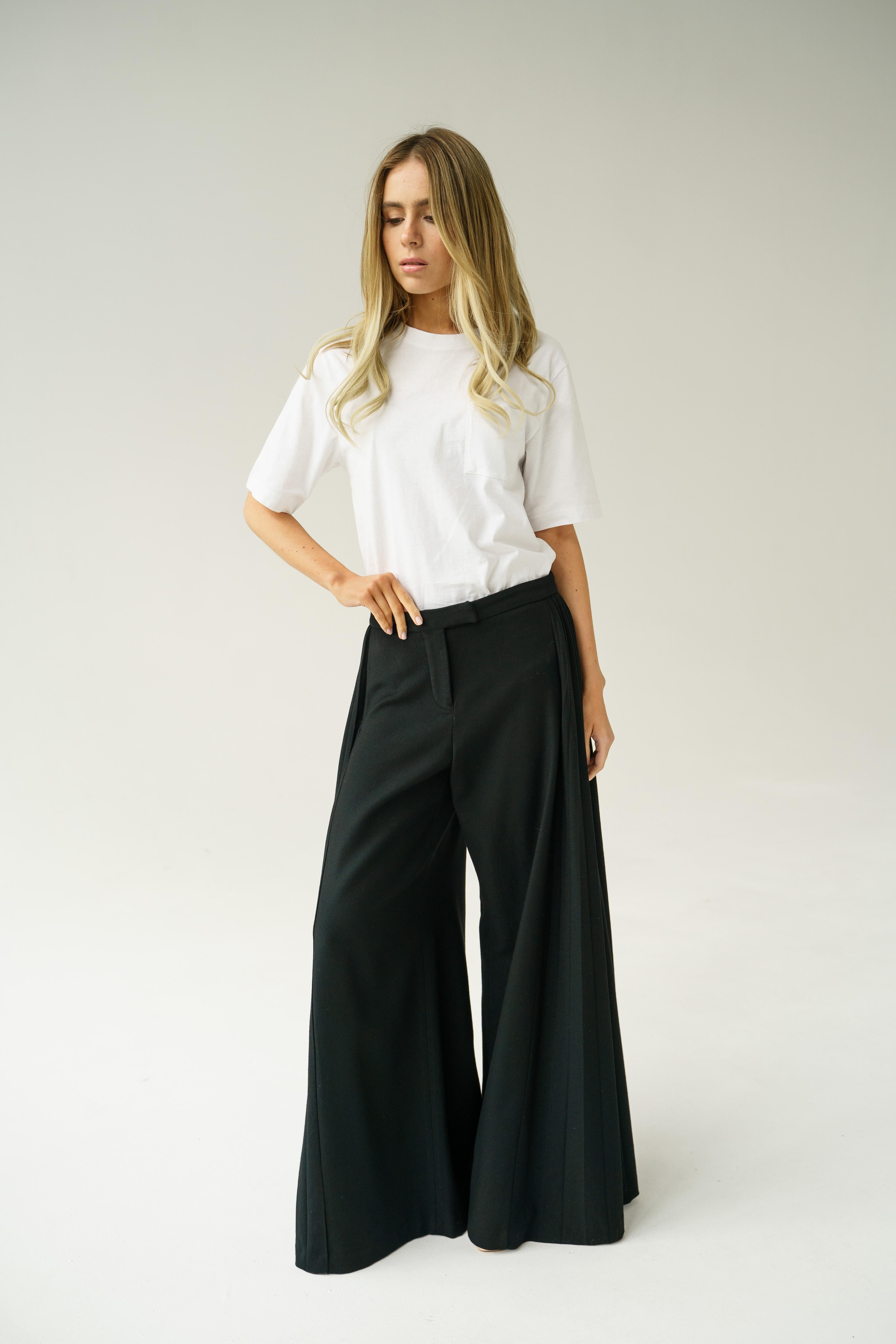 2000 Alexander McQueen pantaloni palazzo neri a pieghe
Marchio / Produttore: Alexander McQueen
Collection'S: Collezione 2000
Prodotto in: Italia
Tessuto marcato Contenuto: 100% lana
Dettagli: pantalone palazzo nero con dettaglio laterale a pieghe a