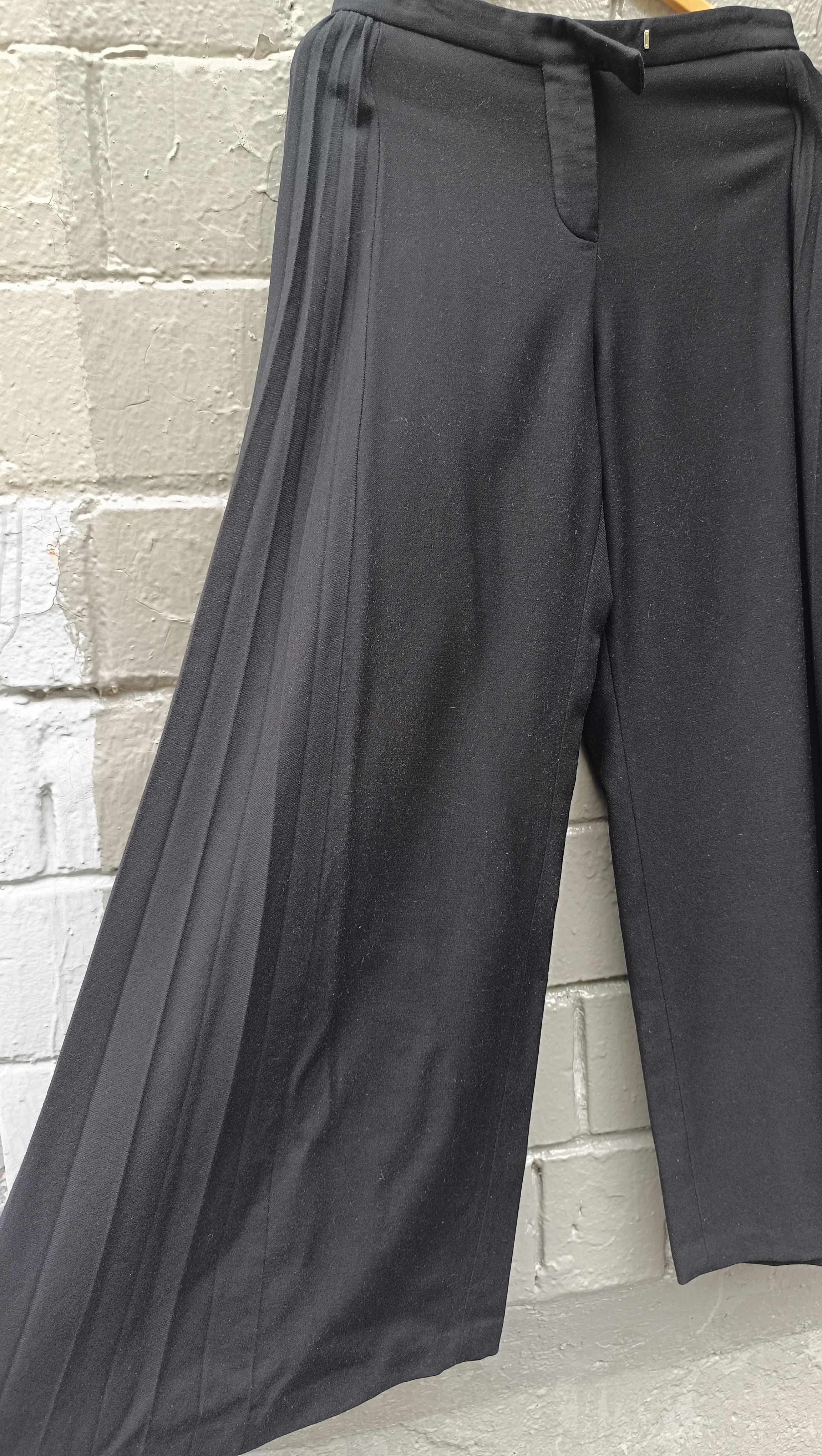 2000 Gli iconici pantaloni palazzo neri a pieghe di Alexander McQueen in vendita 3