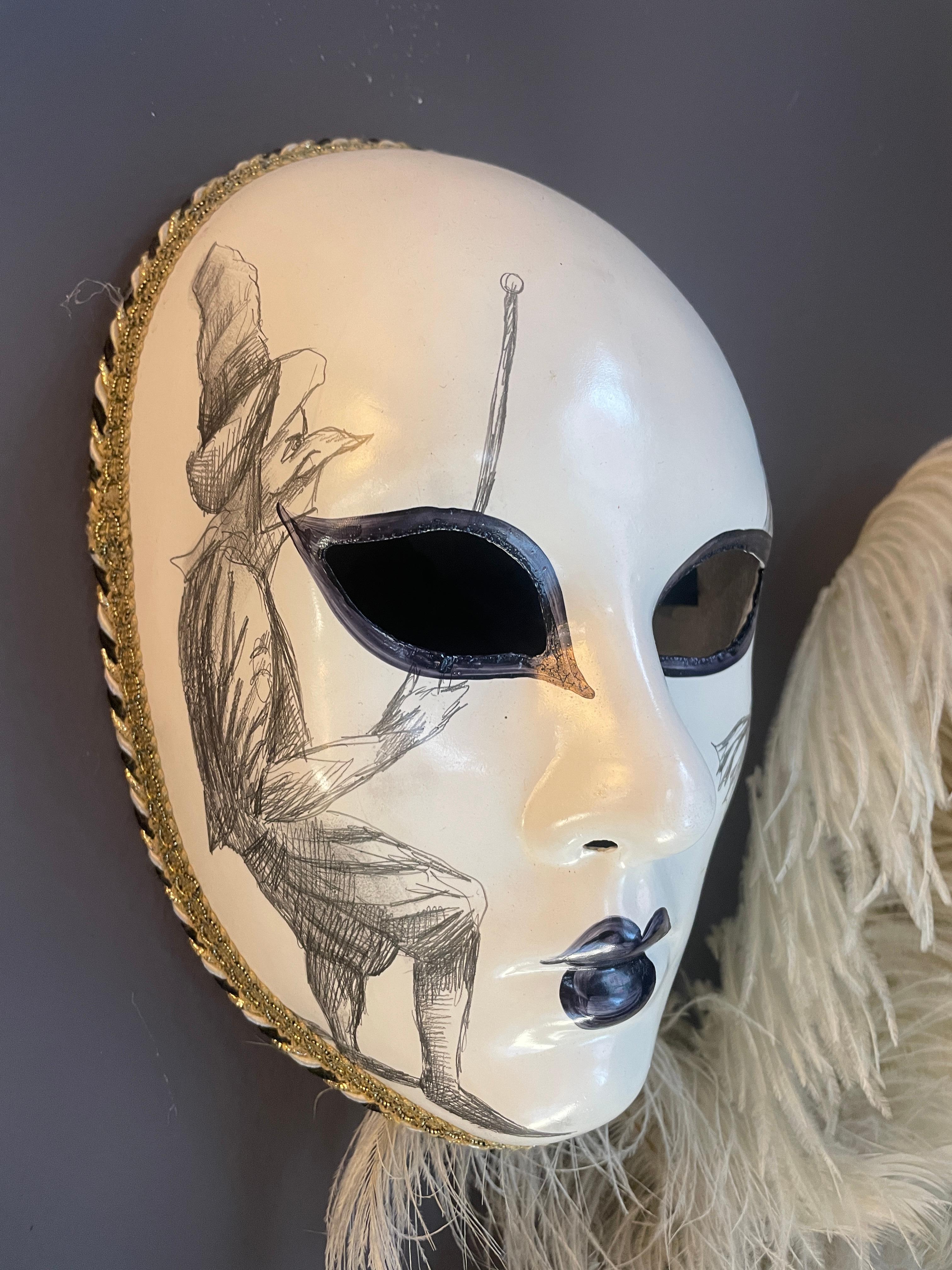 Ce masque d'art populaire est une véritable création vénitienne, entièrement dessinée et fabriquée à la main. Les artistes italiens ont réalisé cette pièce dans le respect des traditions artisanales et en suivant les modèles originaux développés à