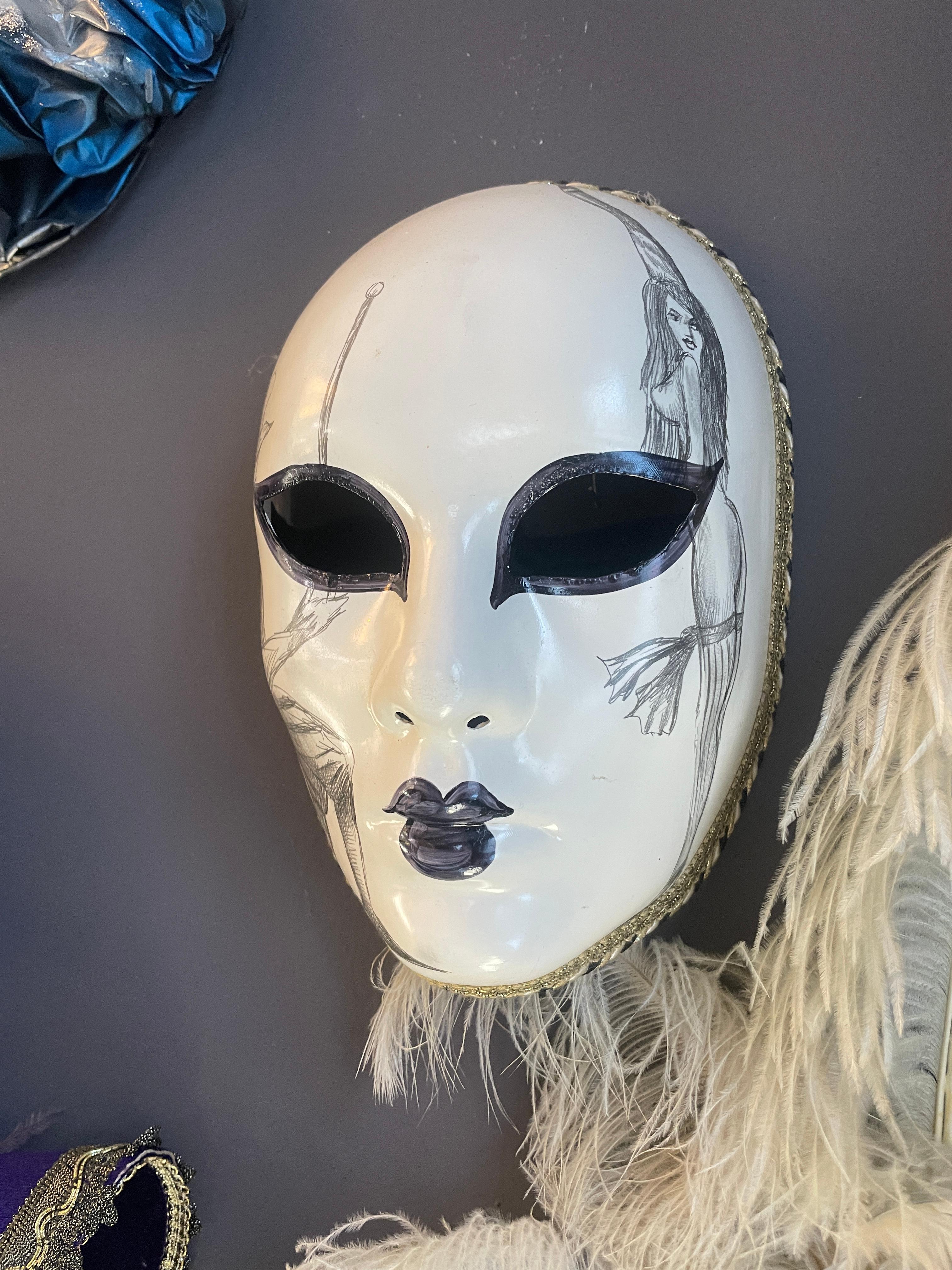 Fait main 2000 Masque de carnaval italien vénitien fait à la main au crayon noir blanc or moderne en vente