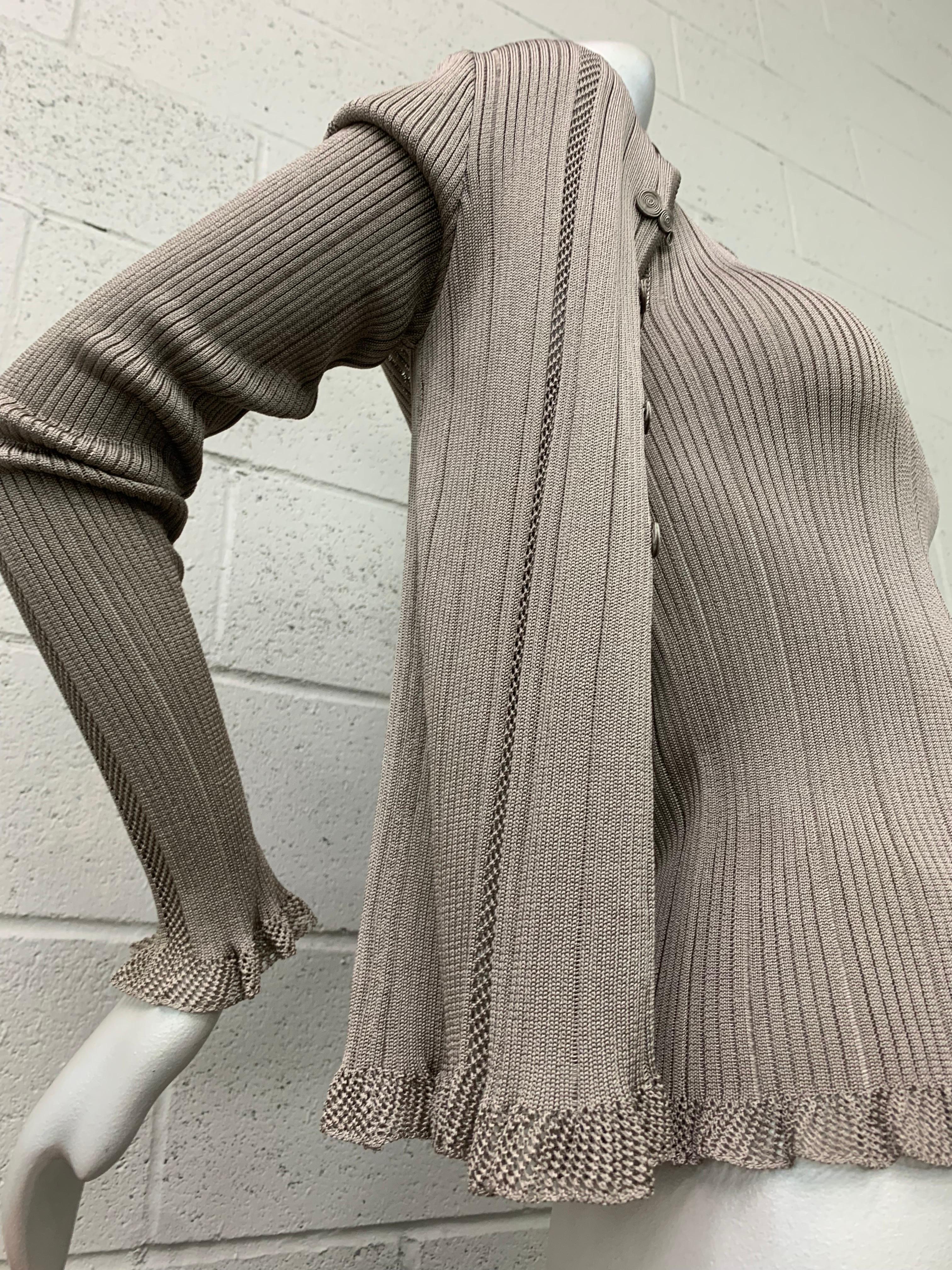 2000 John Galliano Taubengraues Viscose- Rib-Strick-Twin-Set mit leicht gerafften Kanten im Zustand „Neu“ im Angebot in Gresham, OR