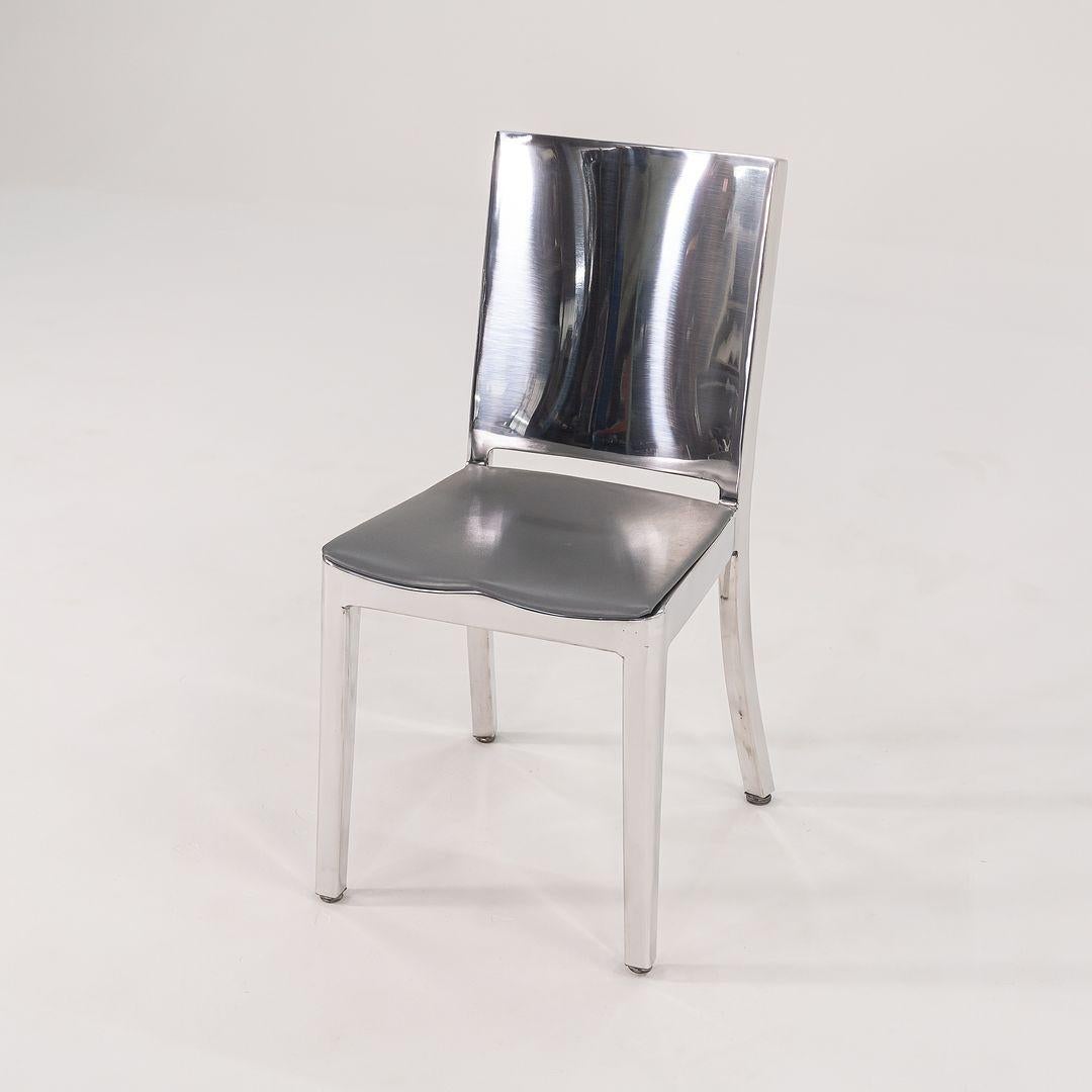 Il s'agit de l'édition limitée des chaises de salle à manger Hudson en aluminium poli, une collaboration entre le célèbre designer Philippe Starck et le fabricant américain Emeco. Elles ont été spécialement conçues pour l'hôtel Hudson de New York et