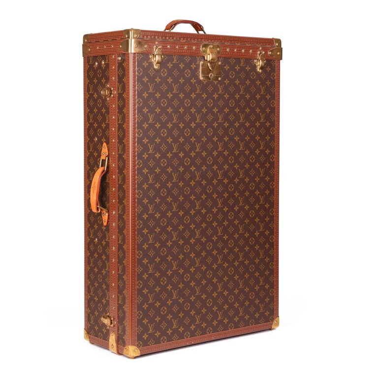LOUIS VUITTON
Brown Monogram Coated Canvas & Vachetta Leather Wardrobe 85 Casier Homme

Xupes Reference: CB500
Serial Number: 1027043
Age (Circa): 2000
Accompanied By: Keys, Clothes Hangers
Authenticity Details: Date Sticker (Made in France)
Gender: