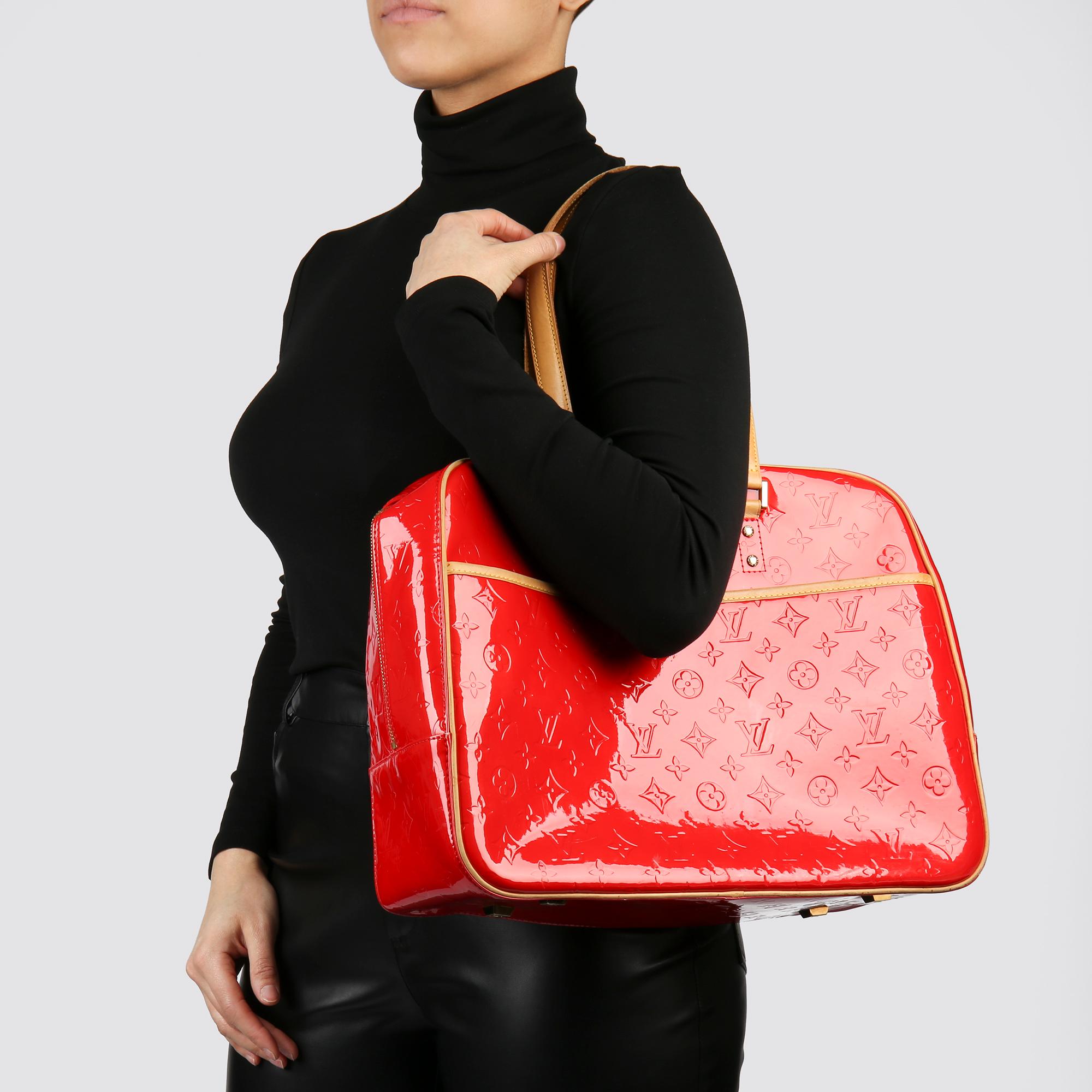 LOUIS VUITTON
Red Monogram Vernis Leather Sutton

Xupes Reference: HB3779
Serial Number: CA0030
Age (Circa): 2000
Accompanied By: Louis Vuitton Dust Bag
Authenticity Details: Date Stamp (Made in Spain) 
Gender: Ladies
Type: Tote, Shoulder

Colour: