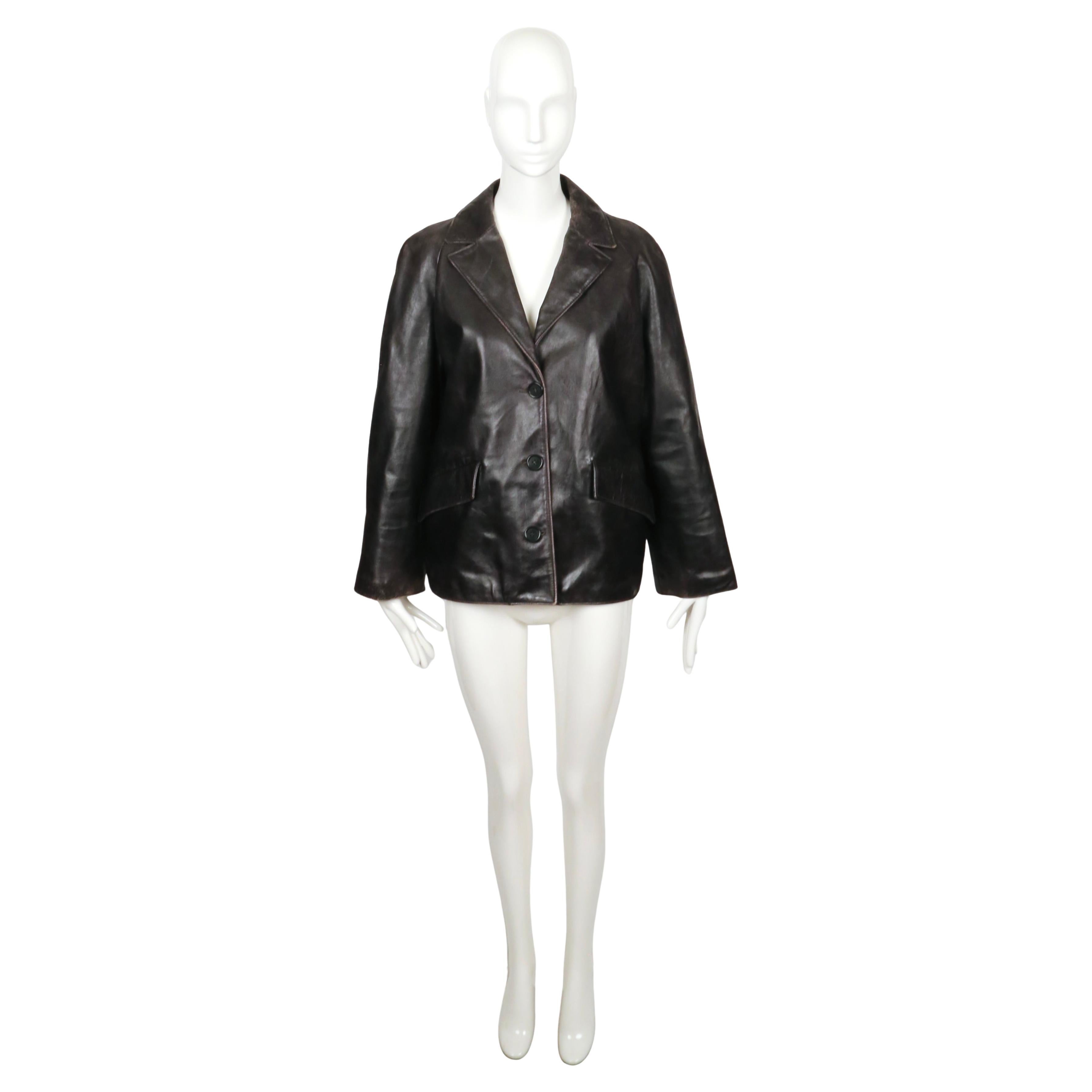 Très rare veste en cuir noir MIU MIU de la collection printemps/été 2000. Réalisée en cuir fortement usé, elle présente un aspect volontairement usé qui définit l'humeur brute et rebelle de la saison. L'usure est une marque de fabrique de la