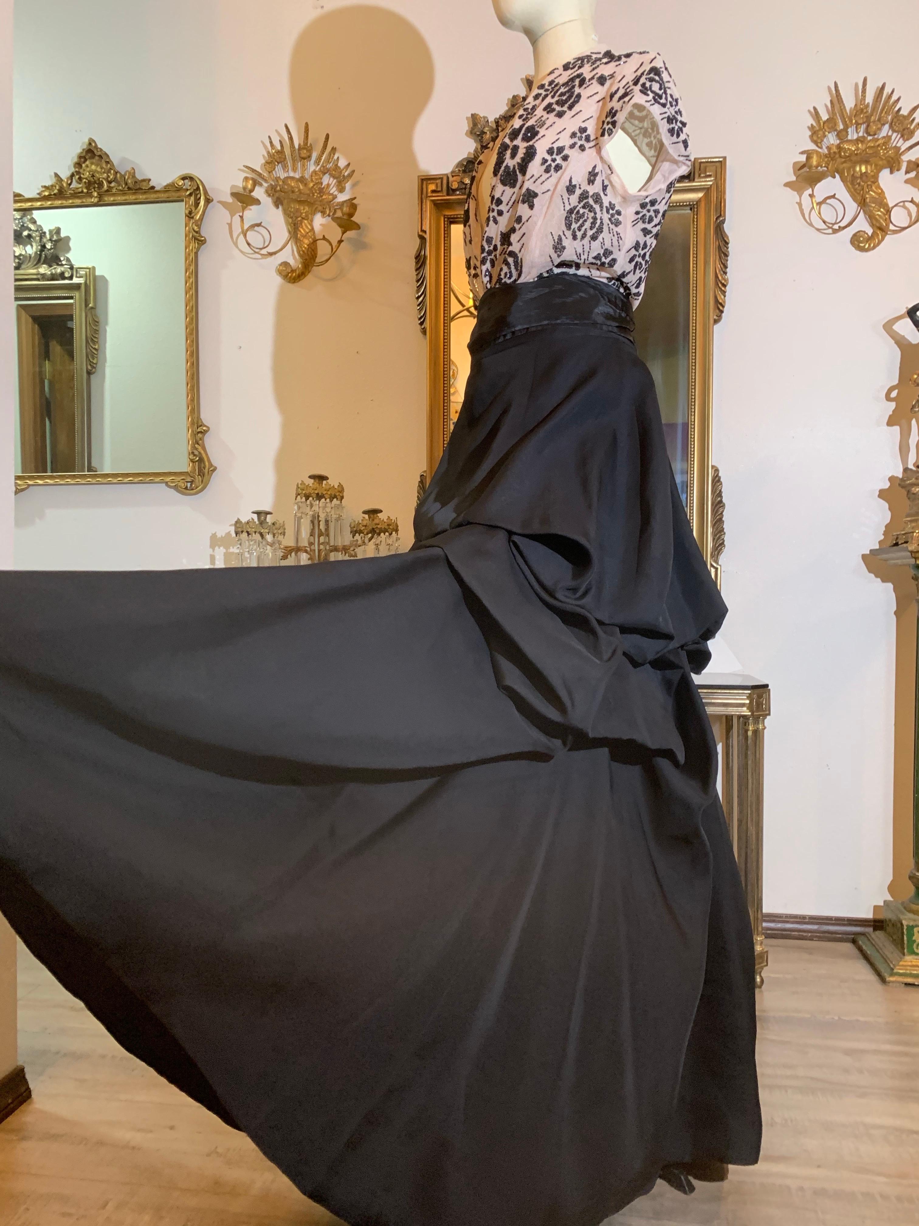 2000 Monique Lhuillier Conjunto de falda de baile con corpiño de seda negra, top de cuentas y fajín en venta 6