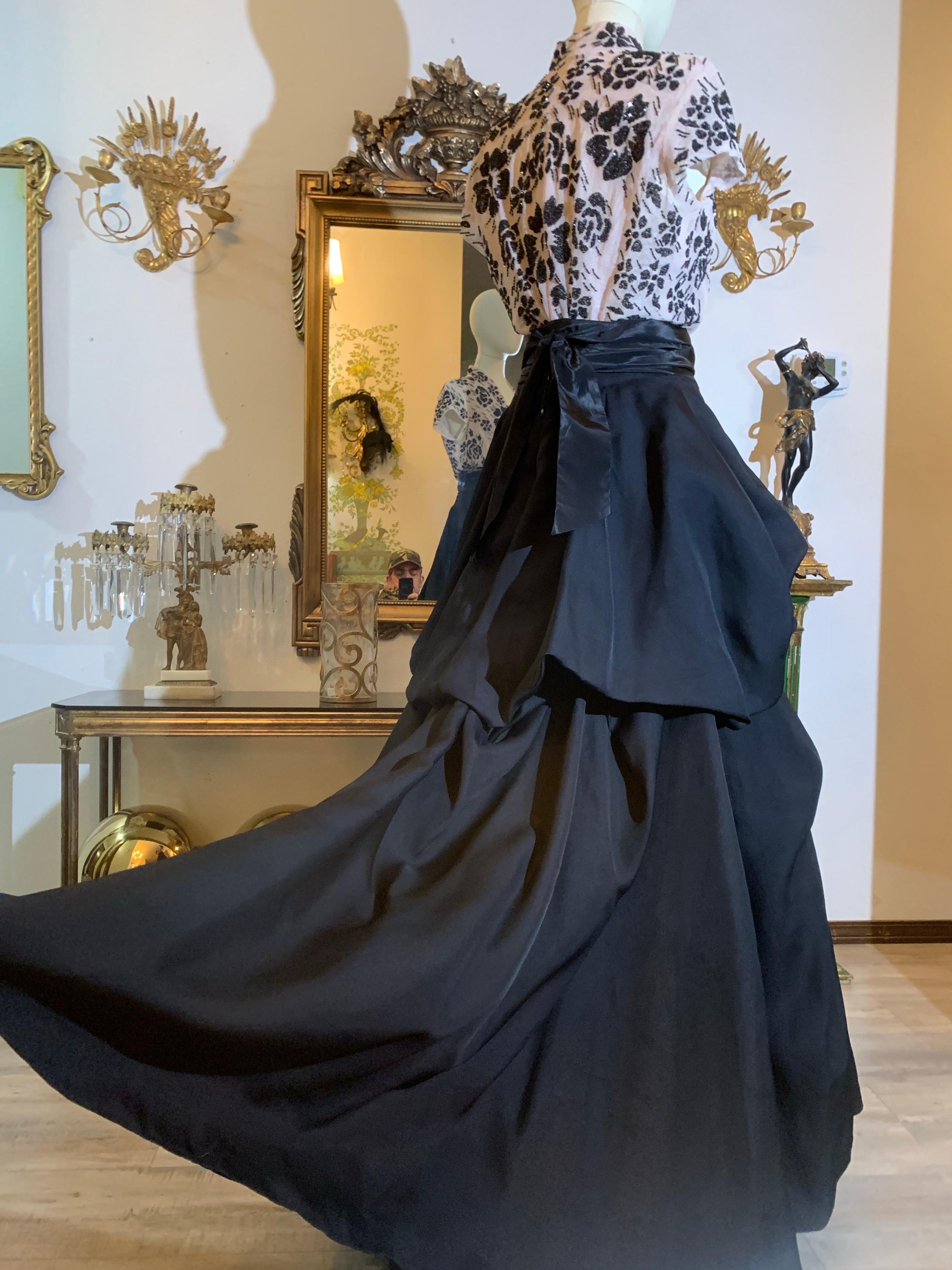 2000 Monique Lhuillier Conjunto de falda de baile con corpiño de seda negra, top de cuentas y fajín en venta 7