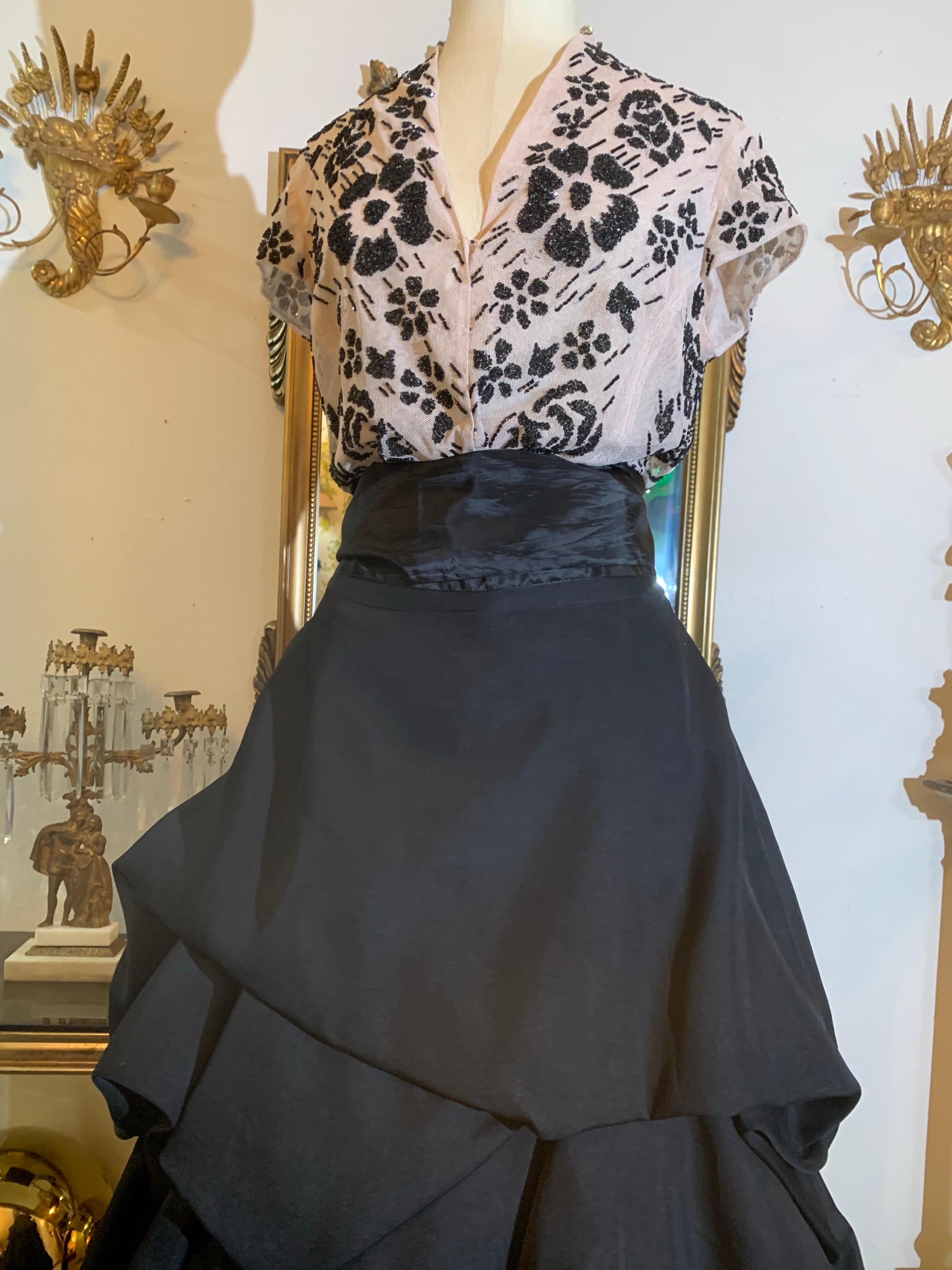 2000 Monique Lhuillier Conjunto de falda de baile con corpiño de seda negra, top de cuentas y fajín en venta 9