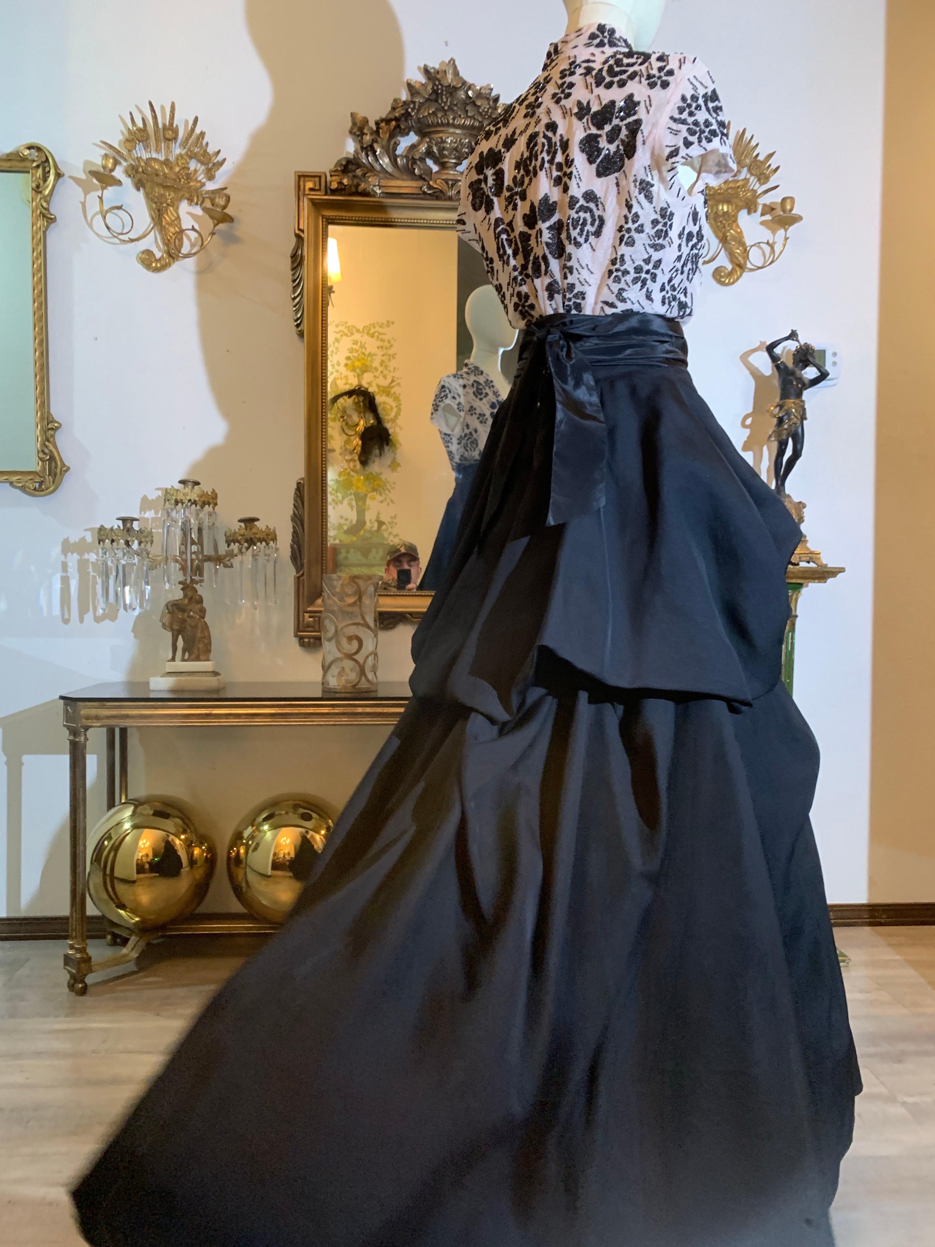 2000 Monique Lhuillier Conjunto de falda de baile con corpiño de seda negra, top de cuentas y fajín en venta 11