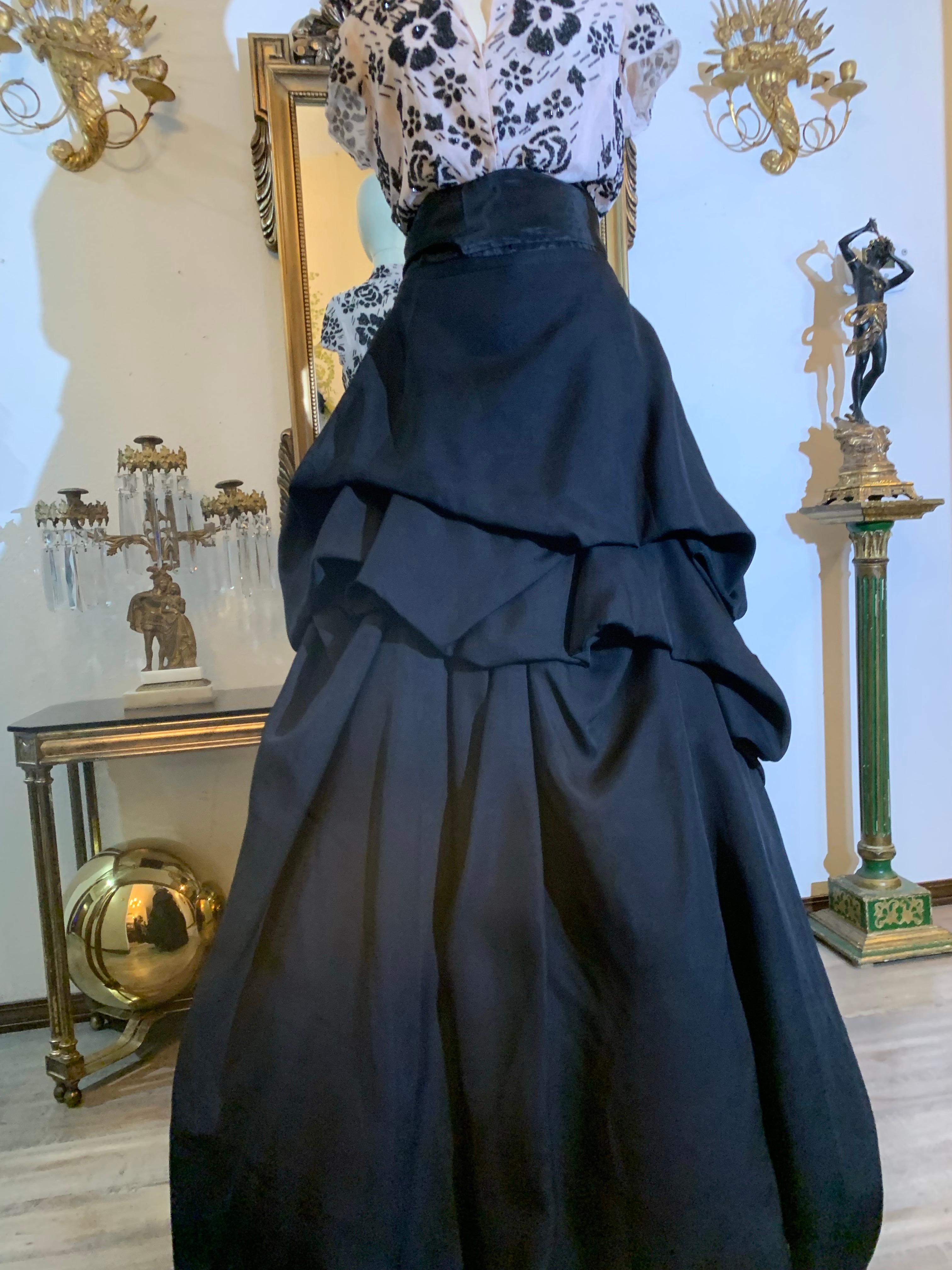 2000 Monique Lhuillier Conjunto de falda de baile con corpiño de seda negra, top de cuentas y fajín en venta 12