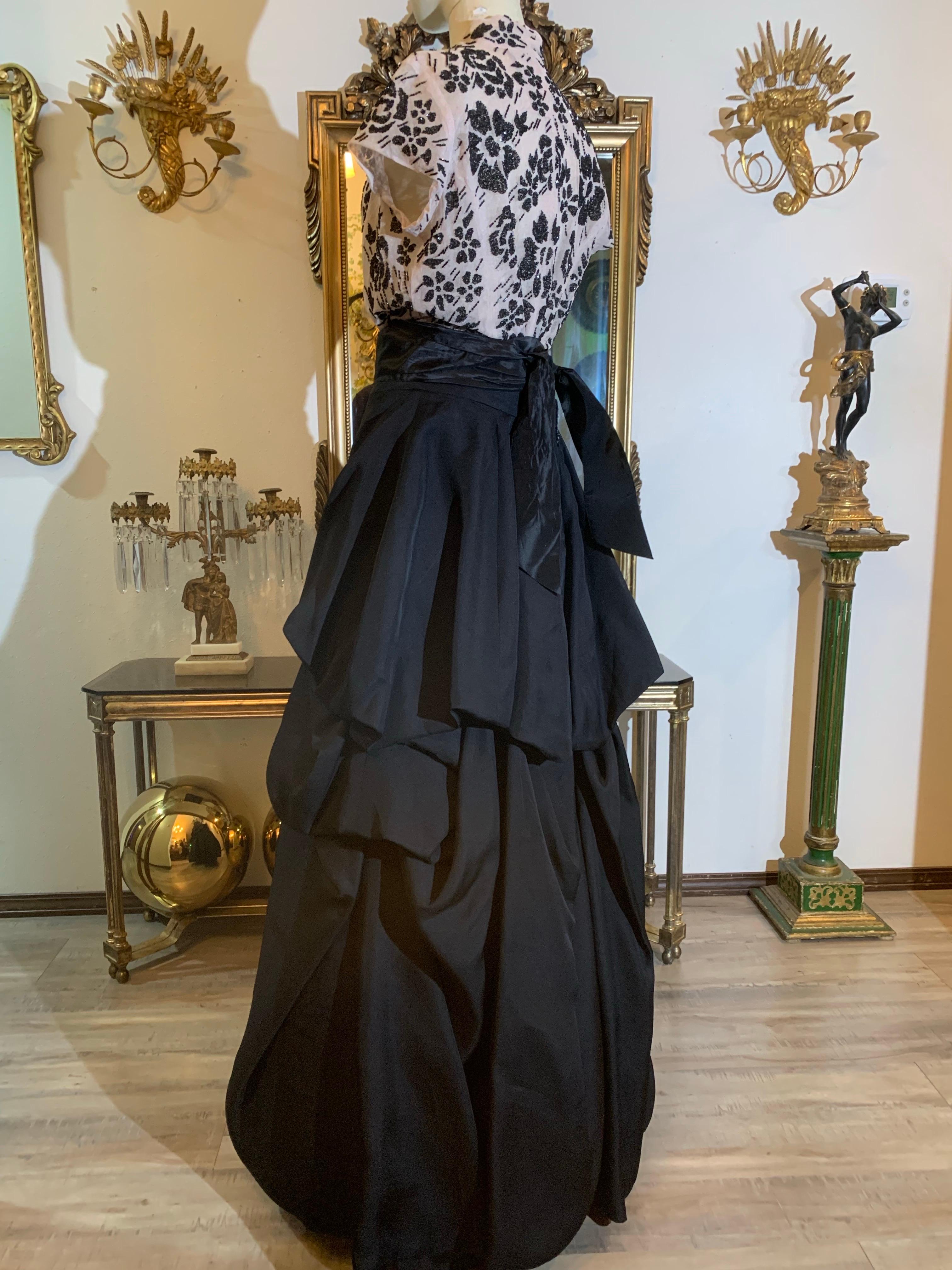 2000 Monique Lhuillier Conjunto de falda de baile con corpiño de seda negra, top de cuentas y fajín en venta 13