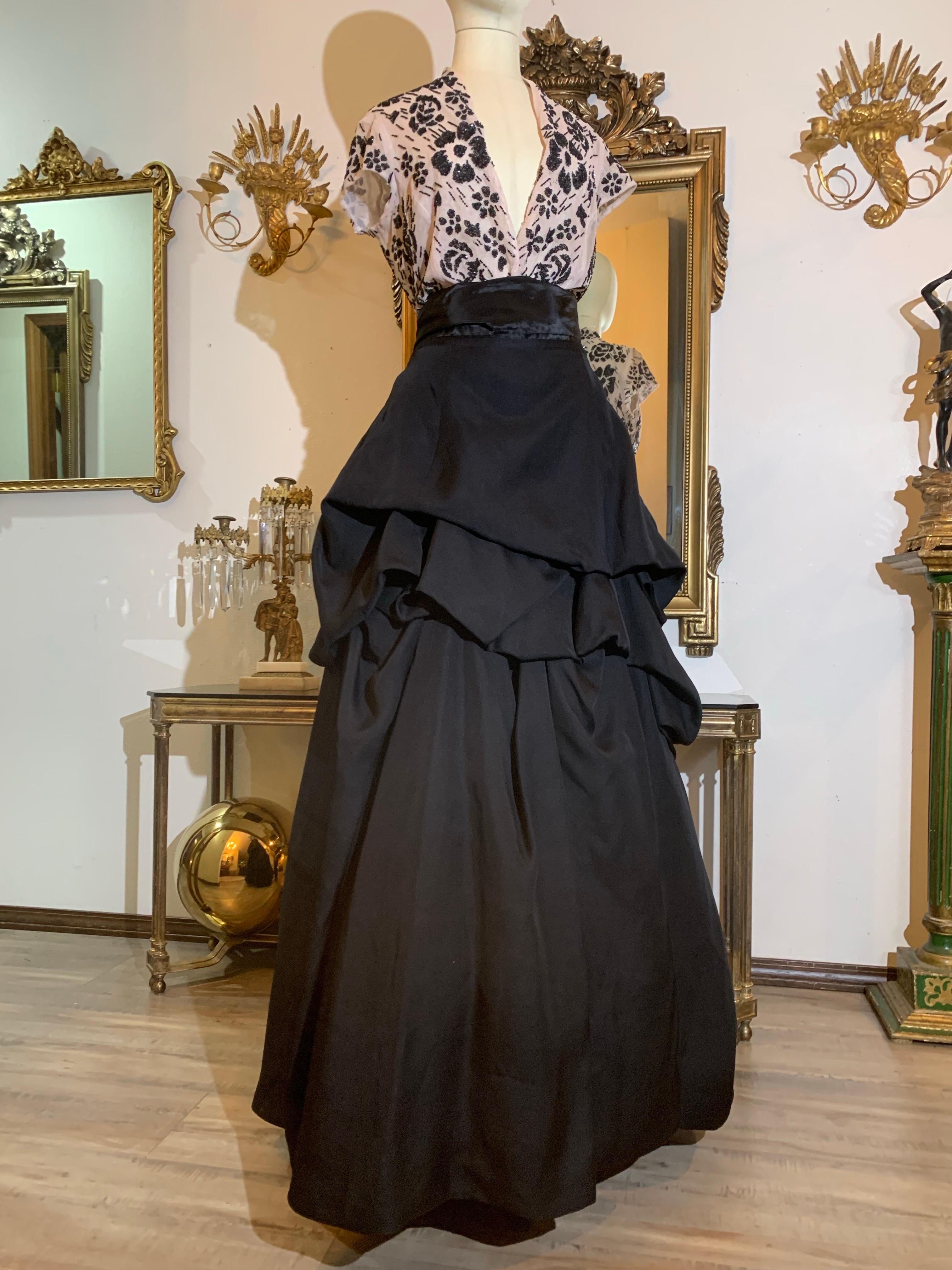 2000 Monique Lhuillier Conjunto de falda de baile con corpiño de seda negra, top de cuentas y fajín: Este conjunto de principios de la década de 2000 es una opción alternativa para la noche, con malla rosa concha y cuentas en un diseño floral negro
