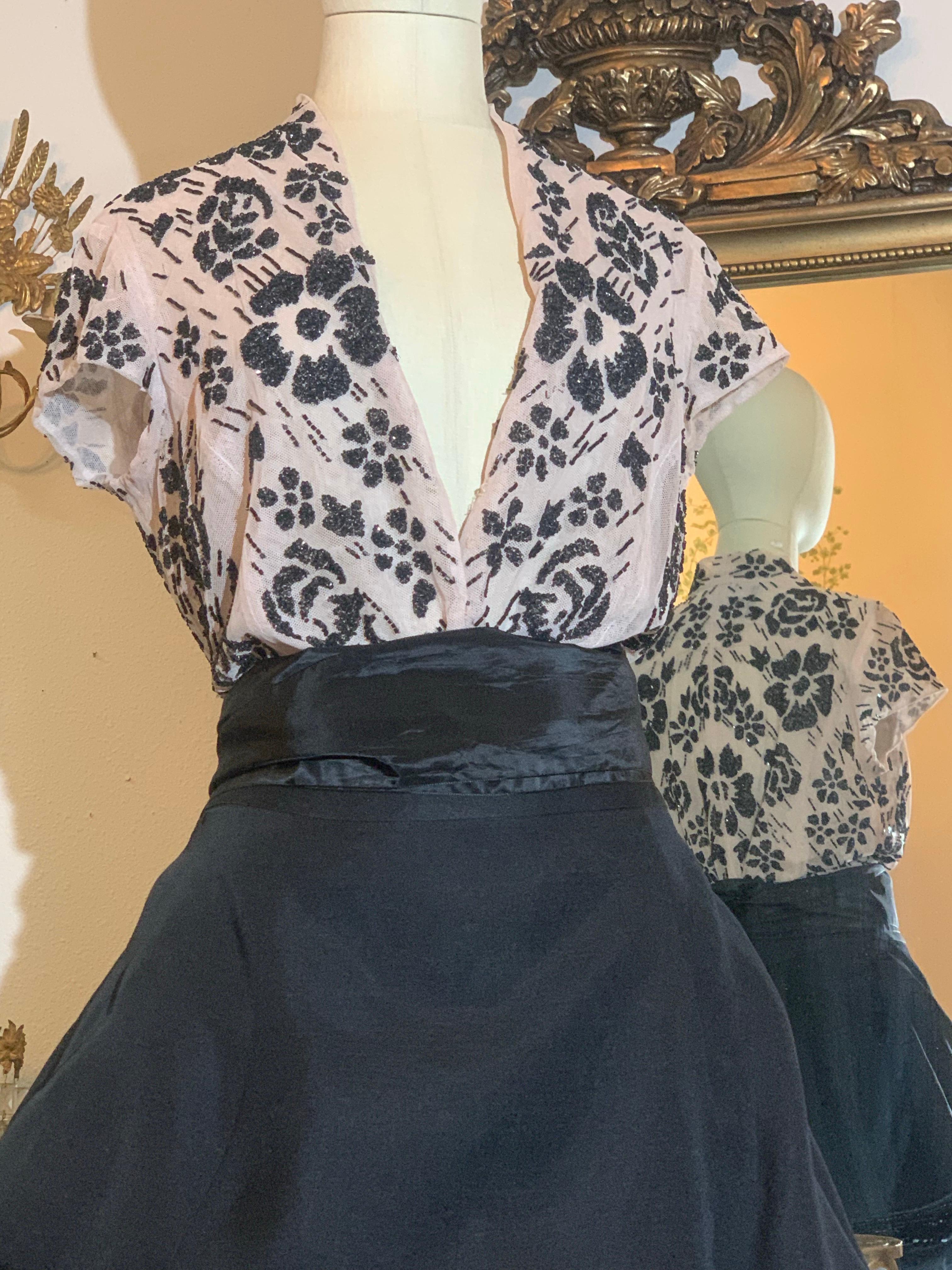De las mujeres 2000 Monique Lhuillier Conjunto de falda de baile con corpiño de seda negra, top de cuentas y fajín en venta