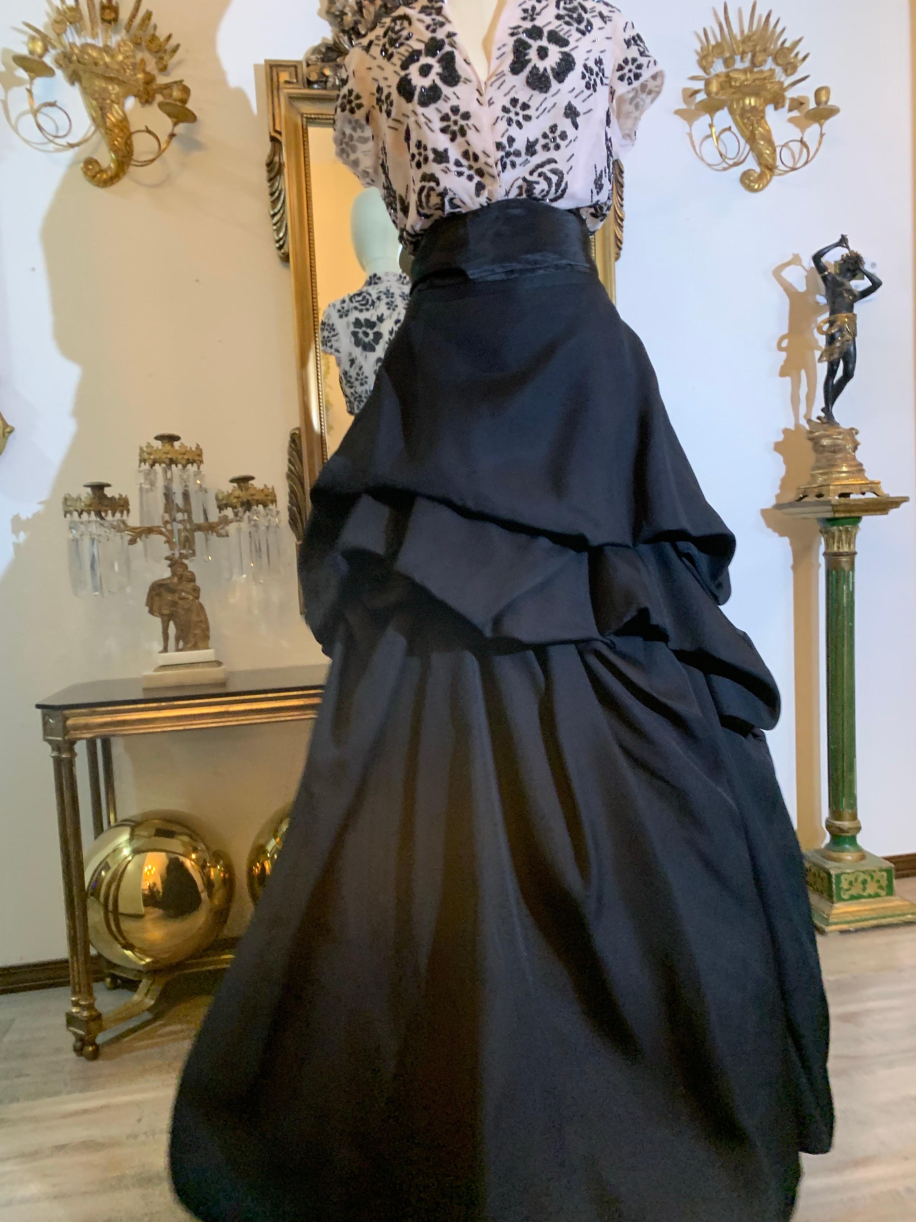 2000 Monique Lhuillier Conjunto de falda de baile con corpiño de seda negra, top de cuentas y fajín en venta 3
